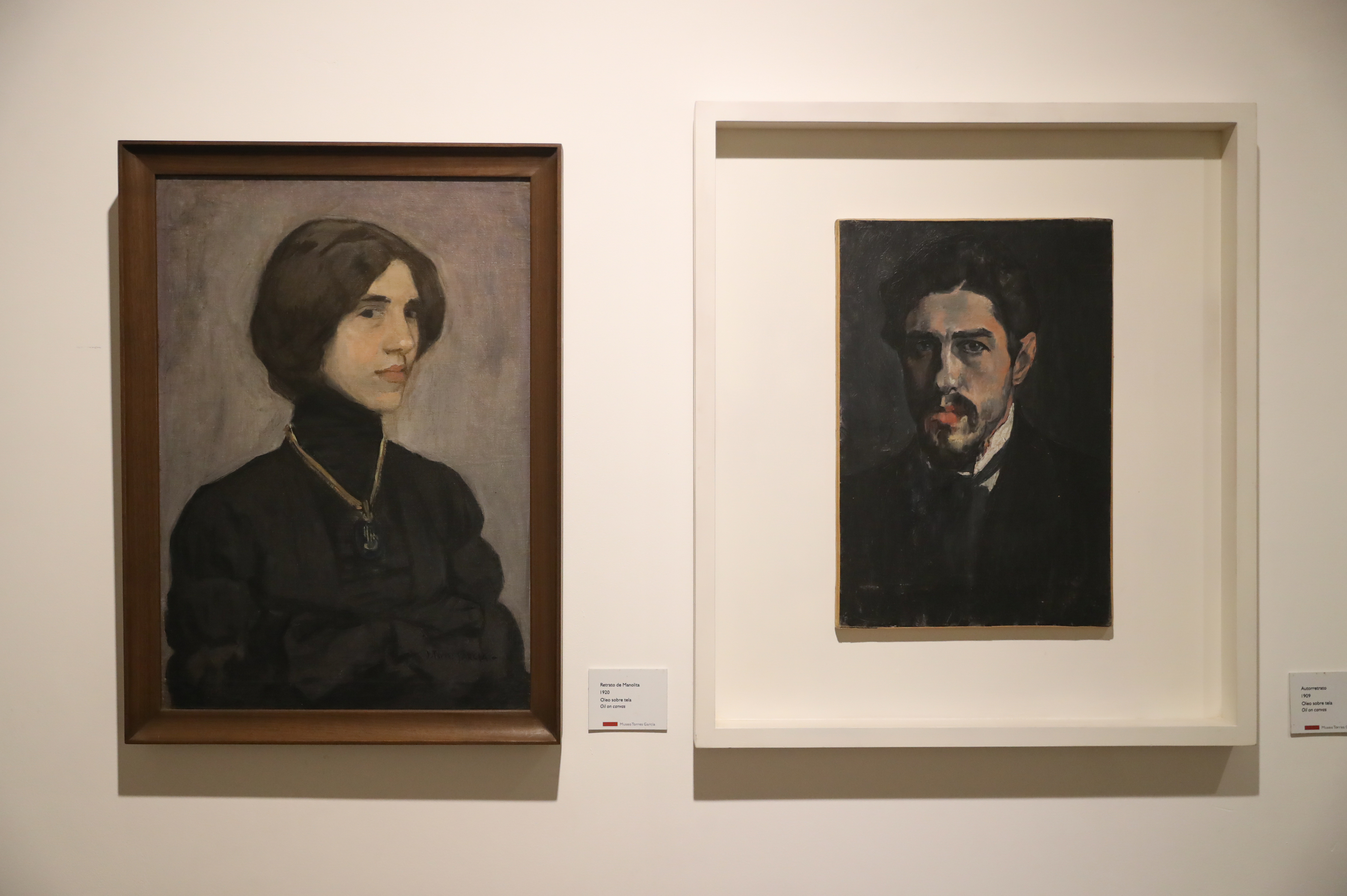 AME5422. MONTEVIDEO (URUGUAY), 28/07/2024.- Fotografía de un retrato de Manolita Piña (i), la esposa de Joaquín Torres García, junto a un autorretrato del artista, expuestos en el Museo Torres García, el 24 de julio de 2024, en Montevideo (Uruguay). Cercano por detrás de su porte serio, políglota, resiliente ante sucesivos infortunios, hipersensible y de un humor irónico: así es el 'retrato' familiar del maestro del Universalismo Constructivo Joaquín Torres García a 150 años de su nacimiento. EFE/ Alejandro Prieto