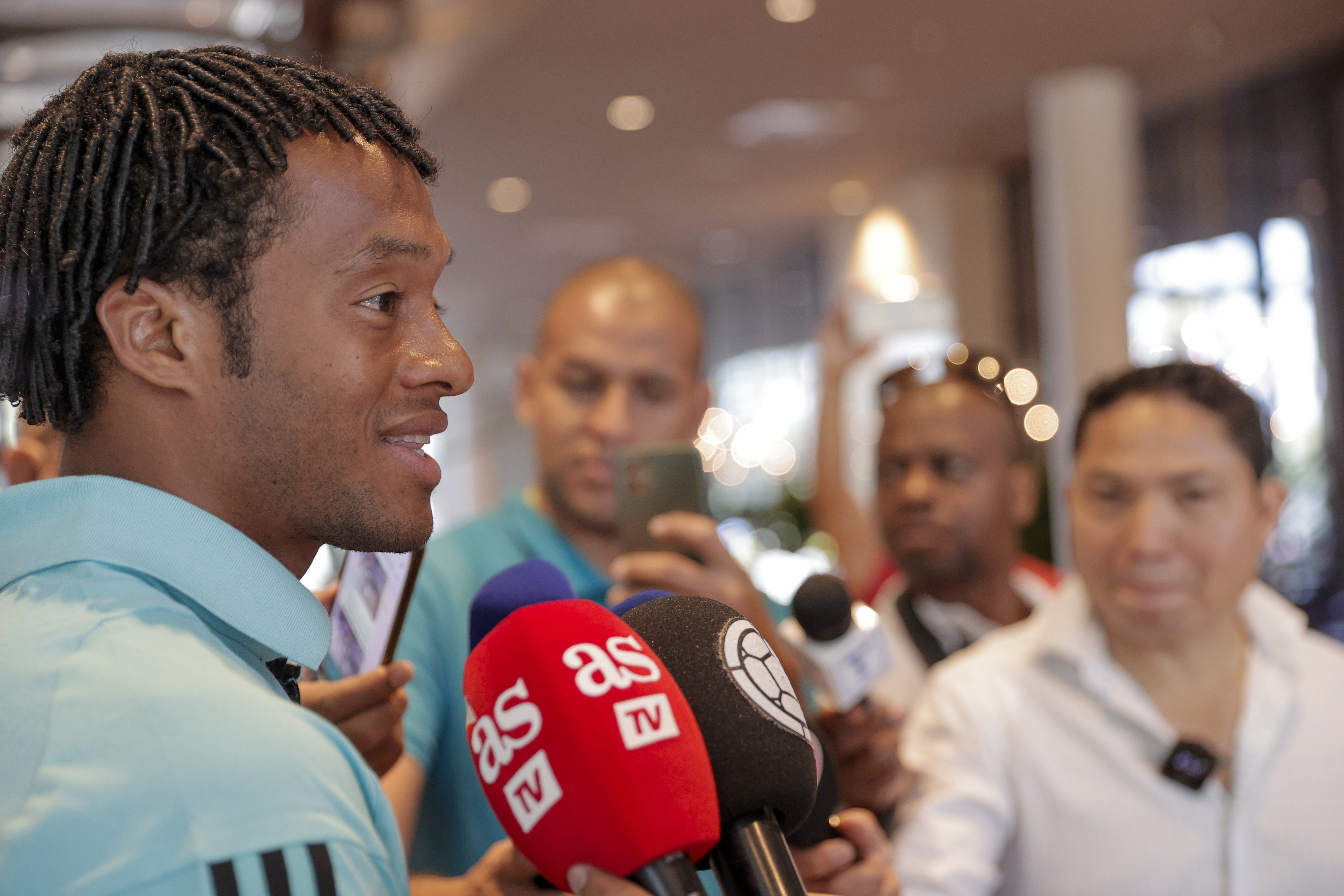 GRAFCVA3946. VALENCIA, 13/06/2023.- El centrocampista de la Juventus de Turin y jugador de la selección colombiana de fútbol, Juan Cuadrado, atiende a los medios con motivo del partido amistoso que disputará este viernes ante Irak en el estadio de Mestalla. EFE/Manuel Bruque