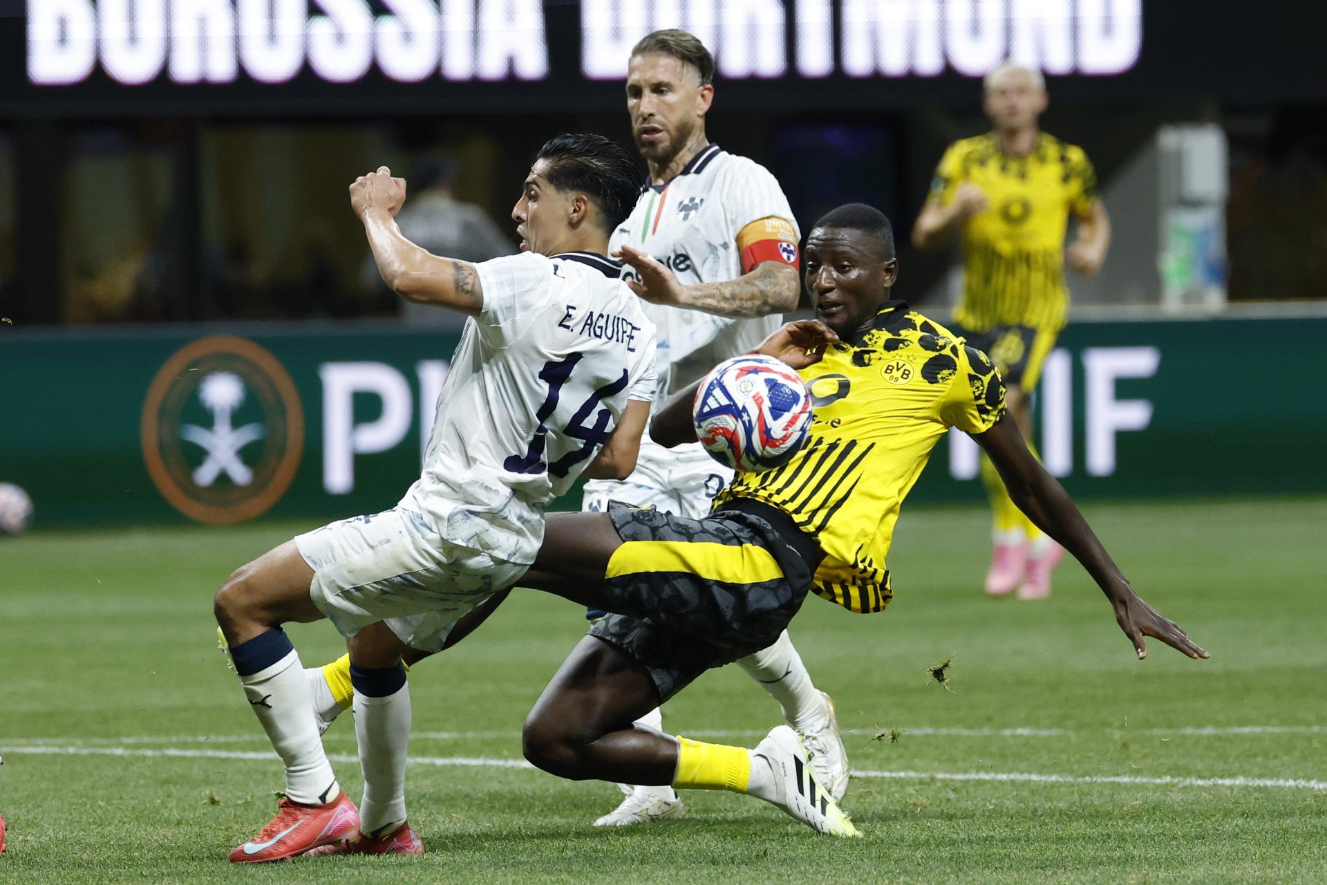 ATLANTA (United States), 02/07/2025.- Serhou Guirassy of Borussia Dortmund (R) in action against Erick Aguirre of Monterrey (L) during the FIFA Club World Cup 2025 match between Borussia Dortmund and Monterrey in Atlanta, Georgia, USA, 01 July 2025. (Mundial de Fútbol) EFE/EPA/ERIK S. LESSER
