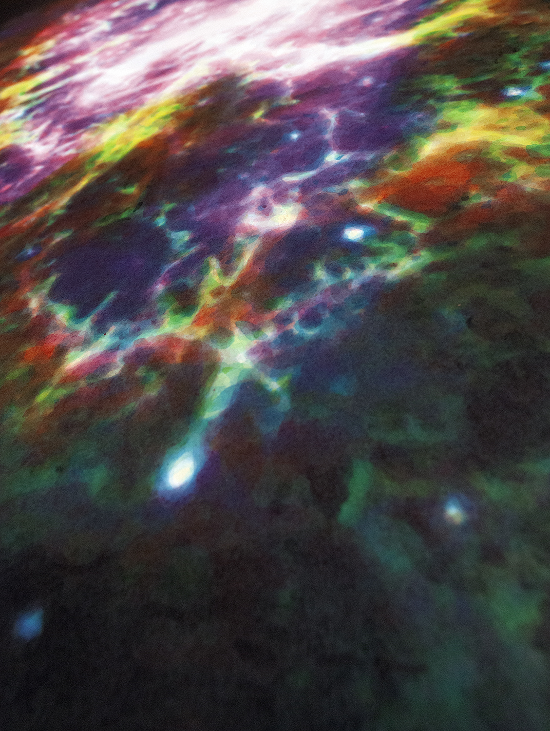 Esteban Peña reconstruye los colores de cuerpos astronómicos en un trabajo en el que fusiona arte y tecnología.
