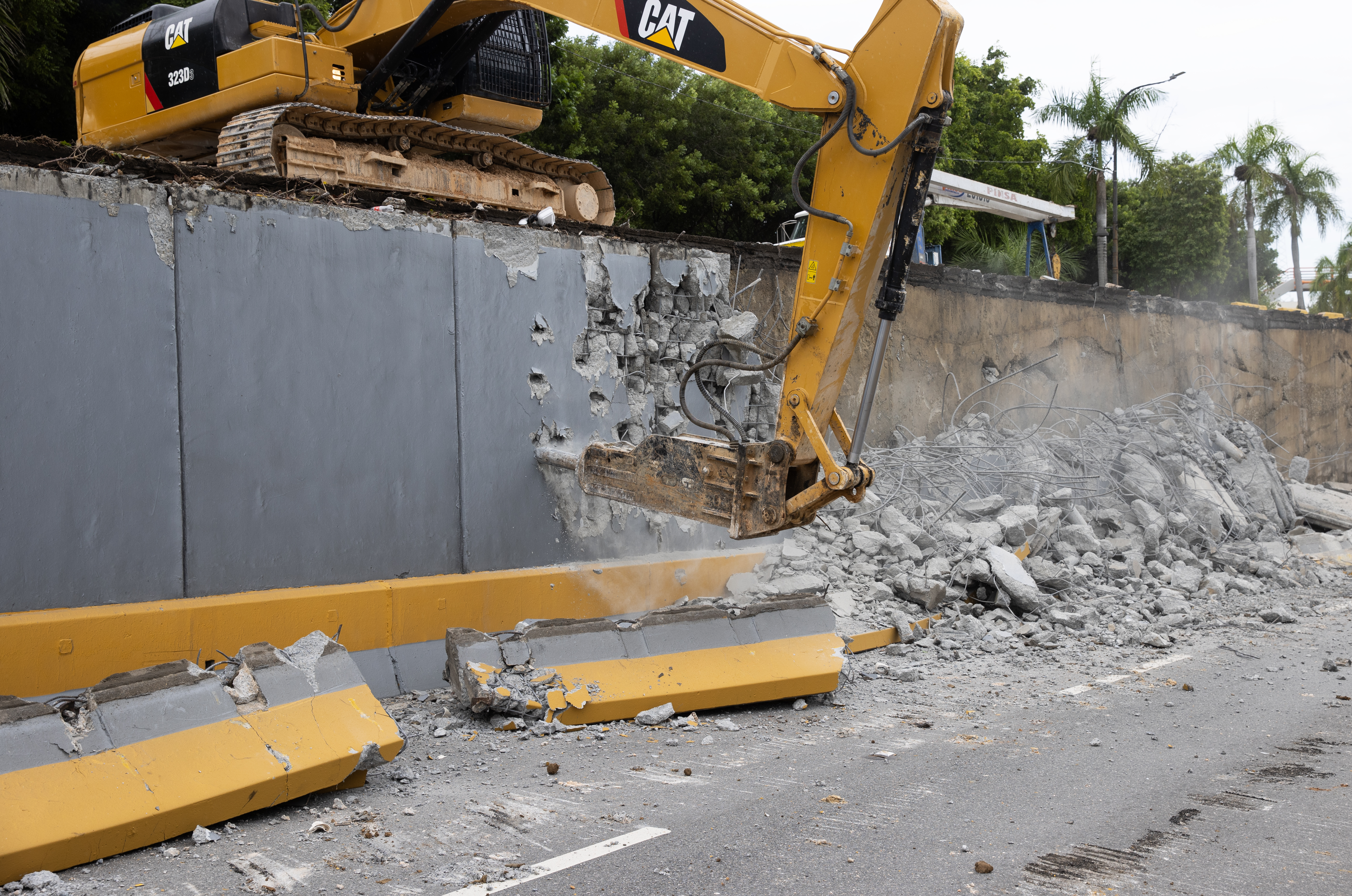 SANTO DOMINGO (REPÚBLICA DOMINICANA), 19/11/2023.- Personal de obras públicas trabajan en el paso a desnivel de la avenida 27 de Febrero, hoy en Santo Domingo (República Dominicana). Las lluvias torrenciales que afectan a República Dominicana desde el viernes han obligado a desplazar de sus hogares a cerca de 8.000 personas, dañado viviendas e infraestructuras y más de una docena de muertos, aunque las autoridades solo confirmaron nueve fallecidos. EFE/Orlando Barría
