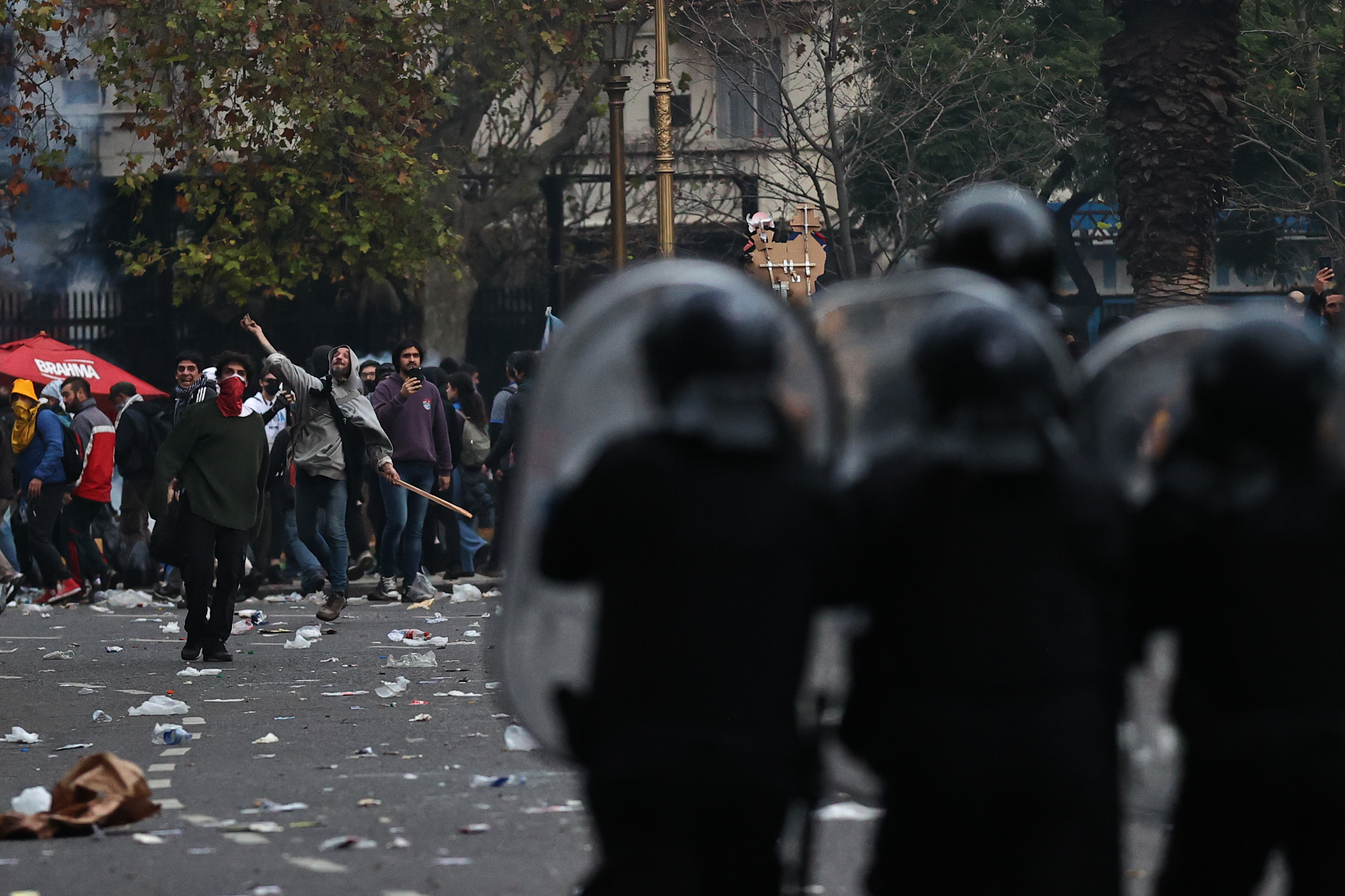El Senado argentino aprobó la ley Bases de Milei en medio de las manifestaciones