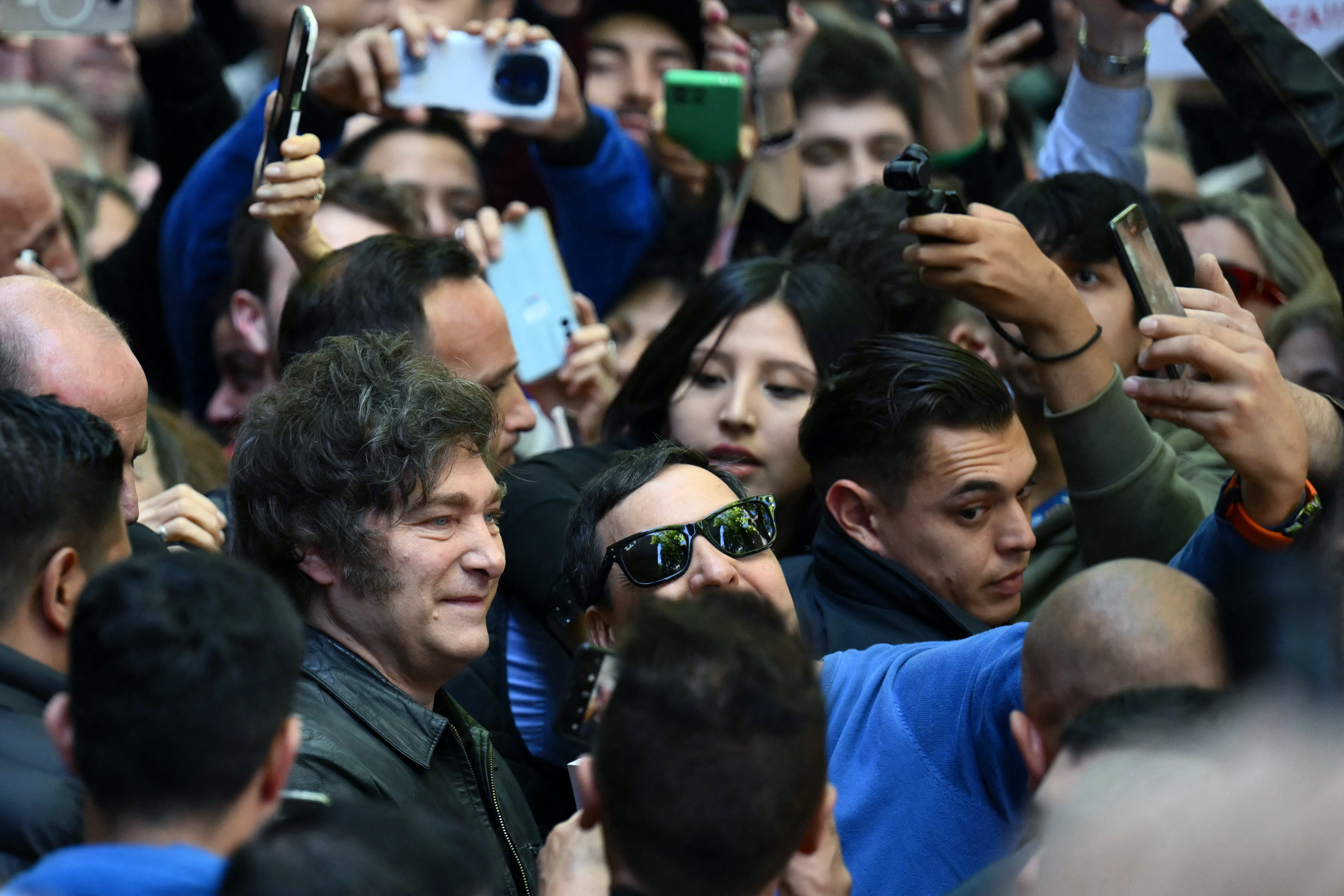 Javier Milei se encontró con seguidores suyos al salir de su centro de votación.