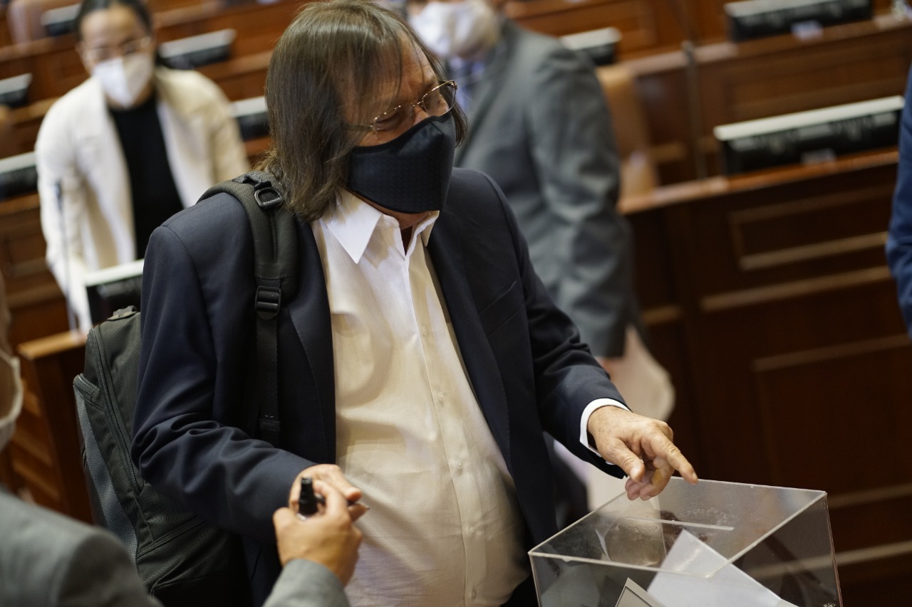 El representante César Lorduy durante la votación presencial del defensor del Pueblo.