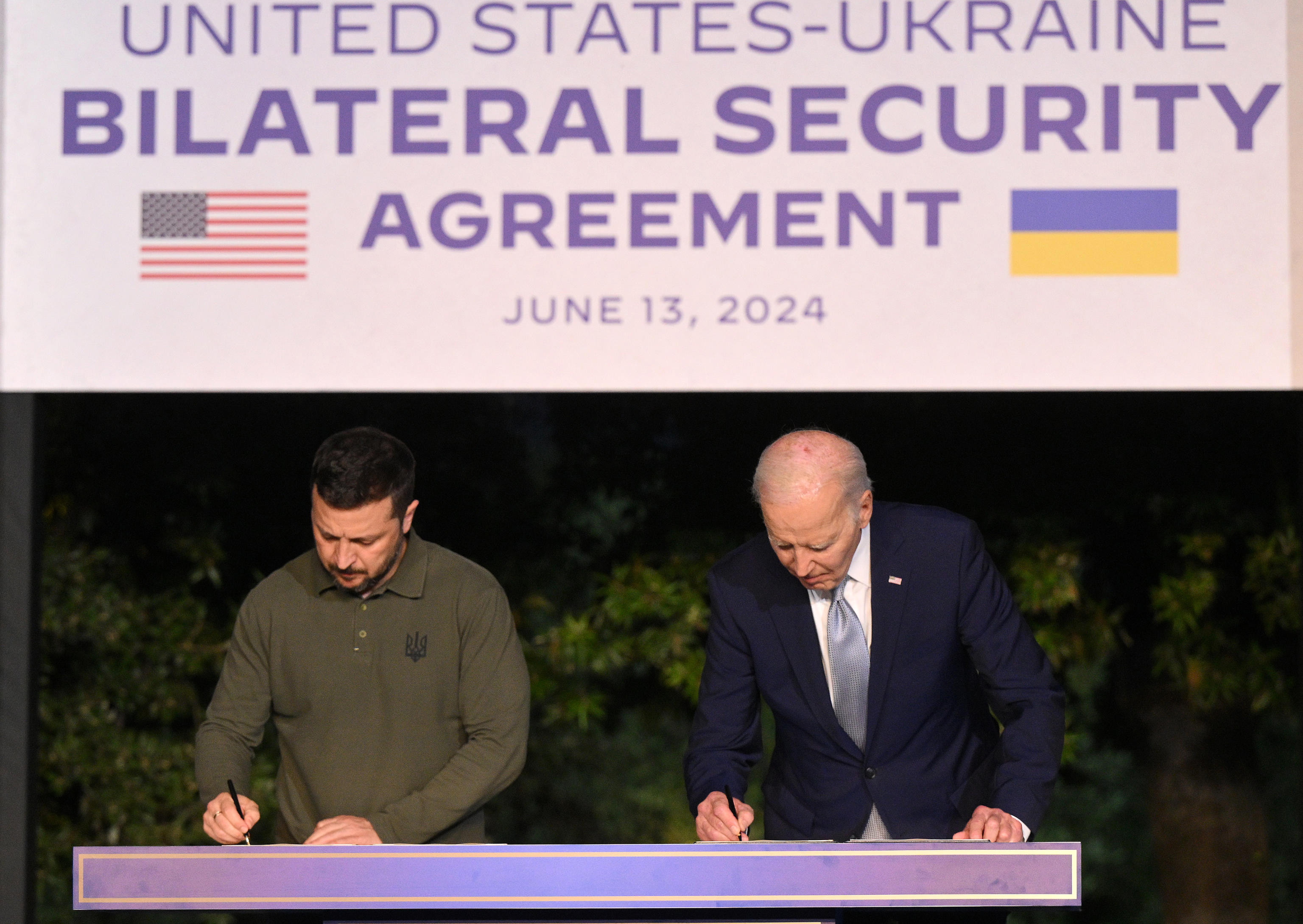 Fasano (Italy), 13/06/2024.- US President Joe Biden (R) and Ukrainian President Volodymyr Zelensky (L) sign a security agreement after a bilateral meeting on the sidelines of the G7 summit in Savelletri (Brindisi), Italy, 13 June 2024. The 50th G7 summit will bring together the Group of Seven member states leaders in Borgo Egnazia resort in southern Italy from 13 to 15 June 2024. (Zelenski, Italia) EFE/EPA/ETTORE FERRARI