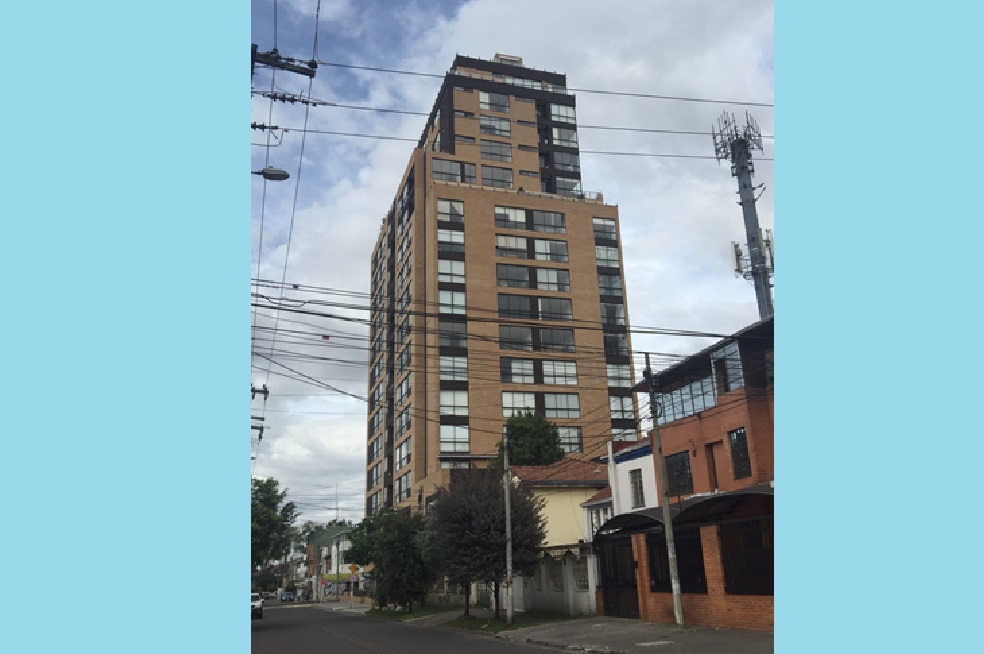 Edificio Mileto ubicado en la carrera 21 con calle 34 (UPZ Teusaquillo).Maarten Goossens / Marc Jané / Camilo VillateEste fenómeno de detrimento de la calidad urbana se puede seguir presentando en varias zonas del centro ampliado de la ciudad mientras esta norma y sus efectos no sean revisados. A esto se suma de manera aún más grave la opción que da en algunos casos el decreto vigente, para no entregar cesión de espacio público en el proyecto sino compensarlo en dinero, opción que fue aplicada en la licencia del BD Bacatá.