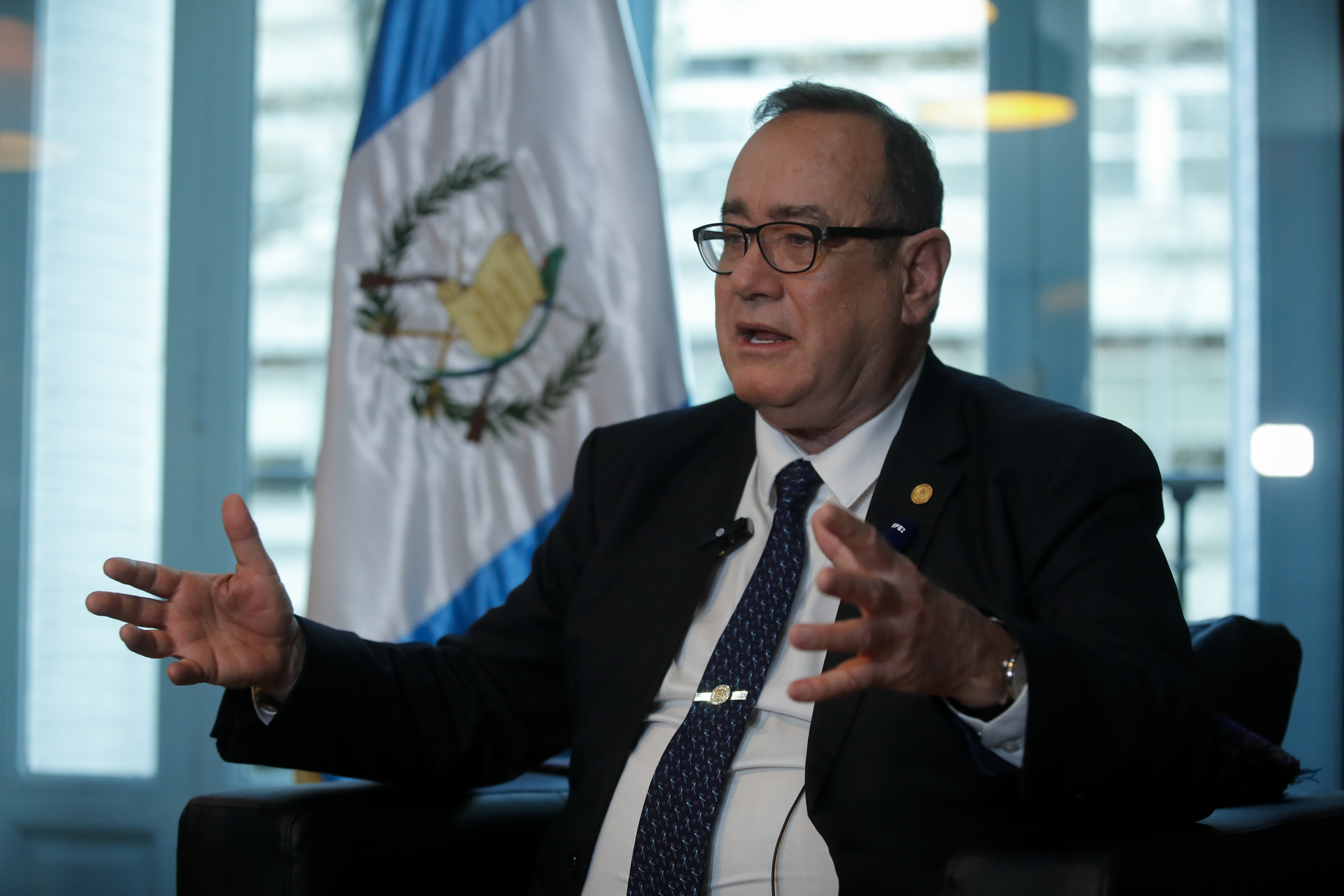 MADRID, 17/01/2023.- El presidente de Guatemala, Alejandro Giammattei, llamó este martes a la cordura a su homólogo colombiano, Gustavo Petro, y le aclaró de que el Ministerio Publico de su país está investigando al ministro de Defensa de Colombia, Iván Velásquez, y en ningún caso se trata de una "persecución penal", durante una entrevista con EFE en Madrid. EFE/ Juan Carlos Hidalgo