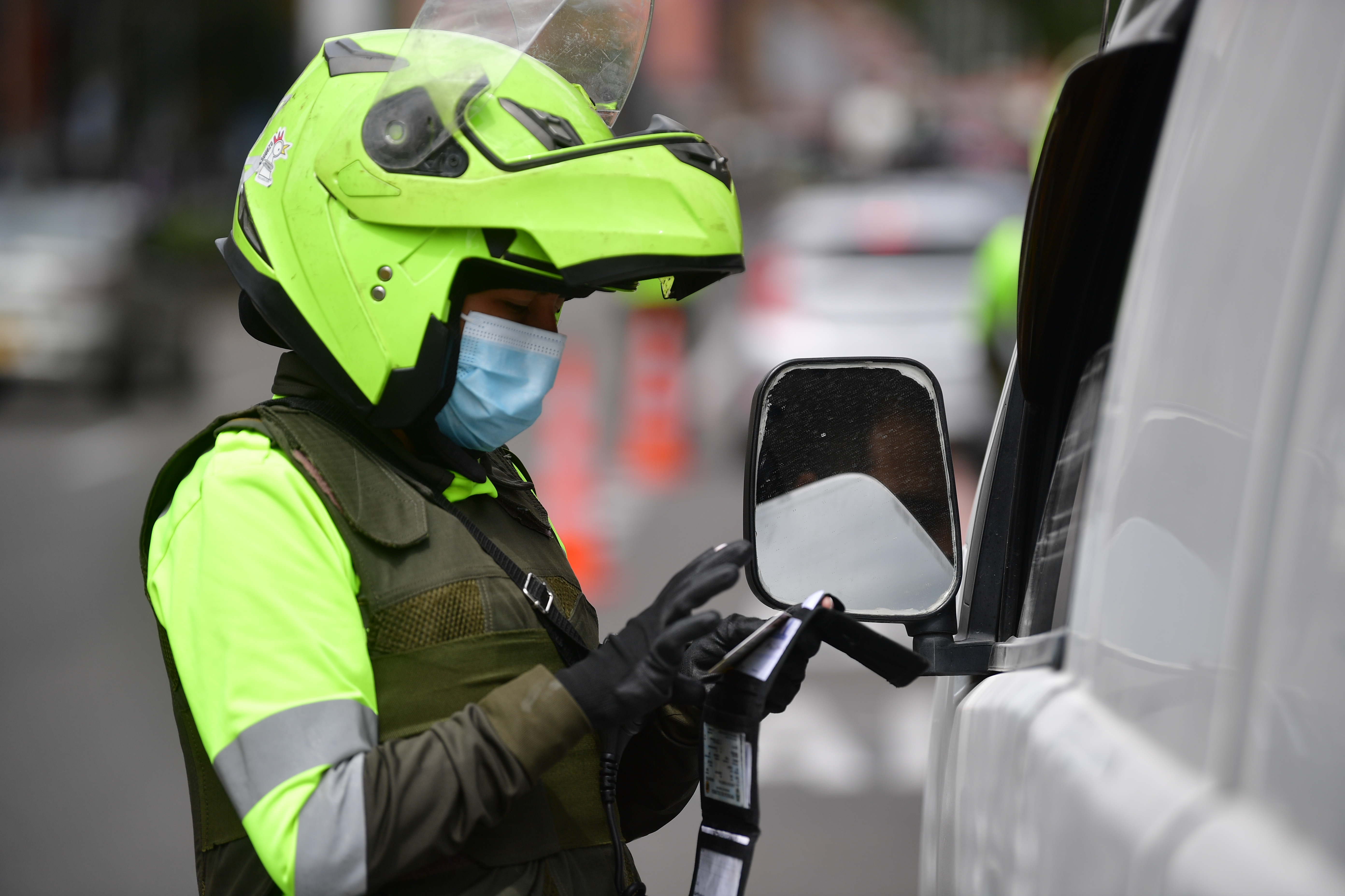 ¿Qué debe llevar la caja de herramientas del carro para que no lo multen?