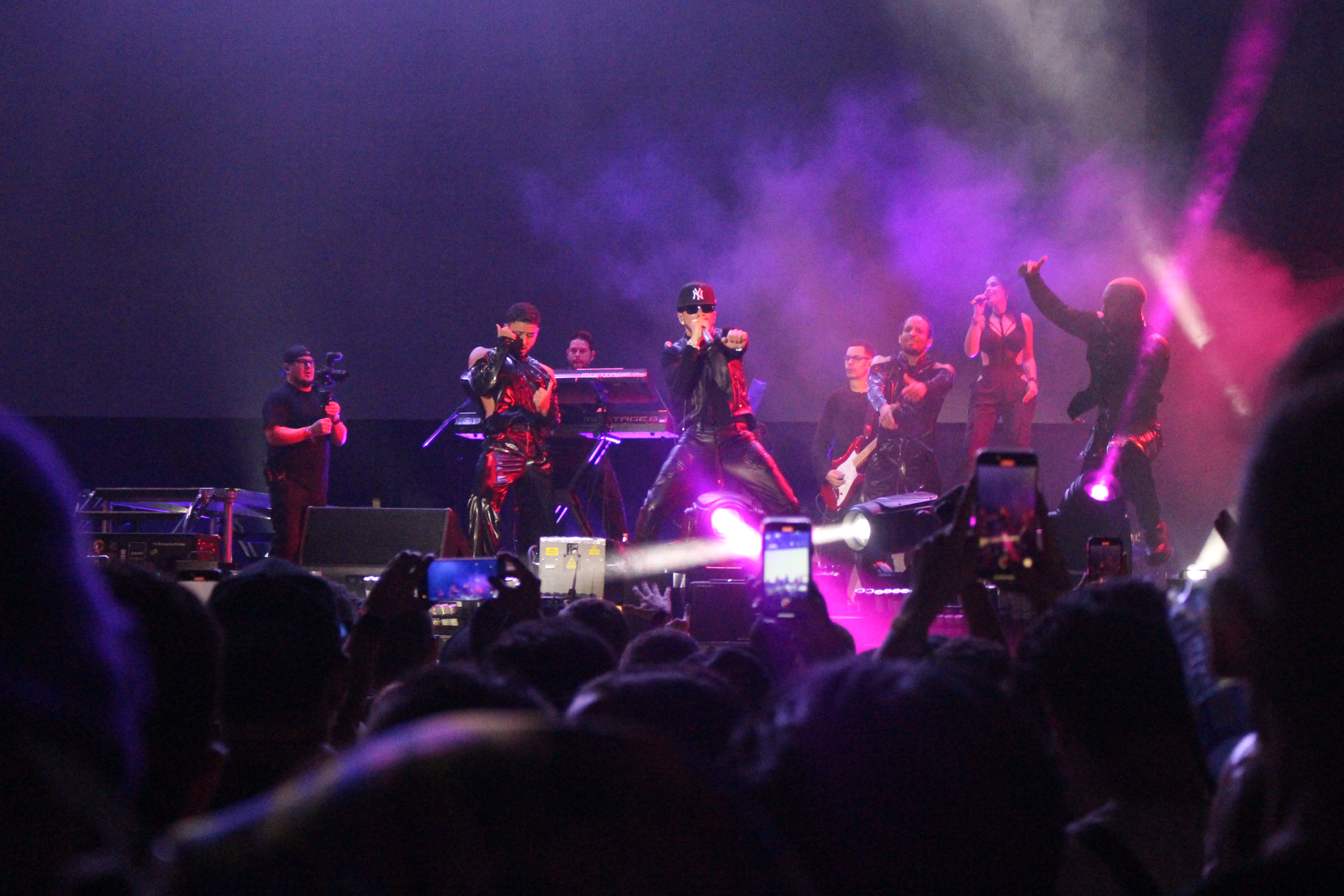 El dueto urbano le hizo la antesala a uno de los artistas más importantes del reguetón. Yandel hizo gala con todos su éxitos, clásicos y contemporáneos, que el público antioqueño coreó.