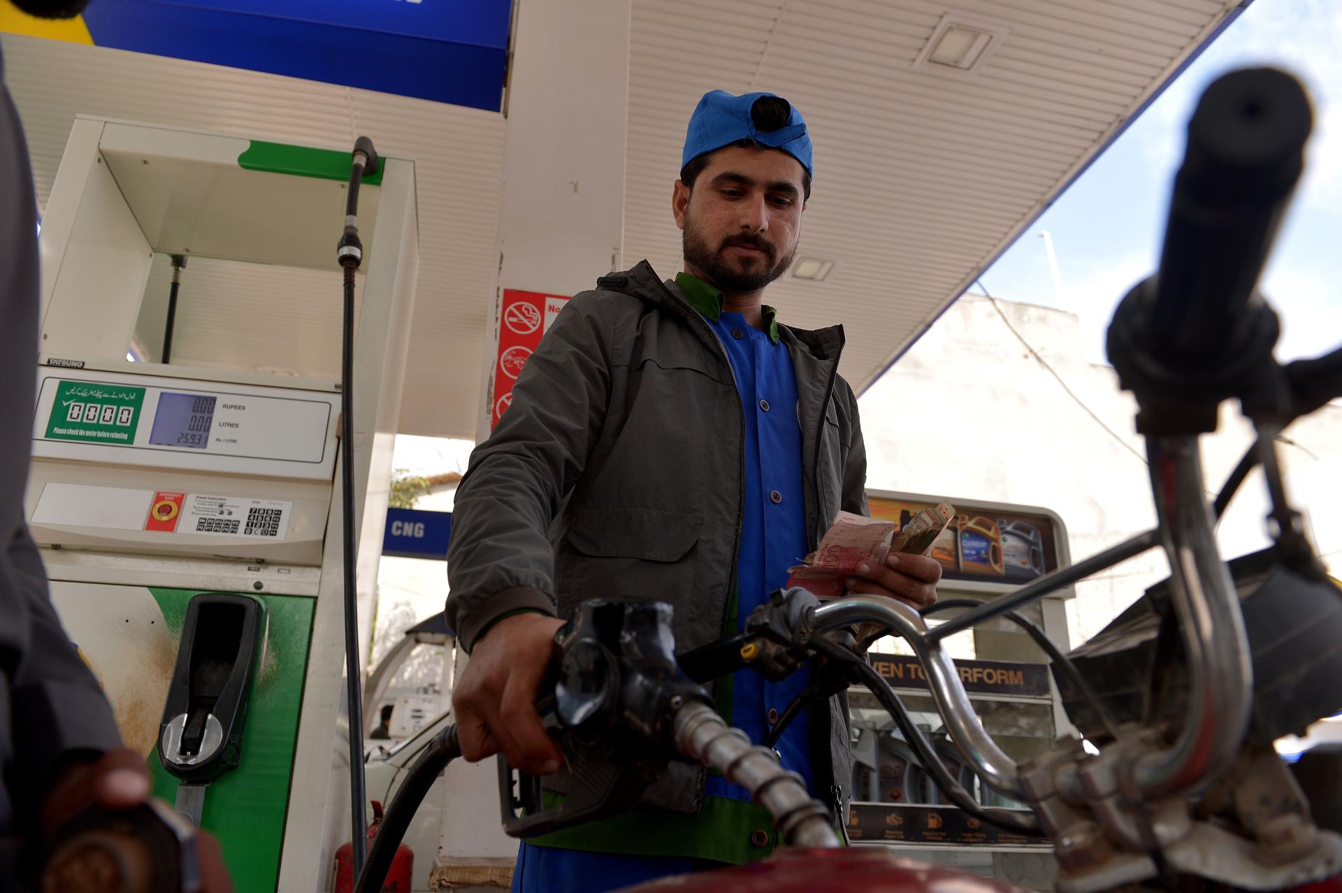 PESHAWAR (Pakistan), 16/02/2026.- A petrol station worker fills the tank of a customer's vehicle in Peshawar, Pakistan, 16 February 2026. The Pakistani government announced an increase in petrol prices for the next 15 days by 5 Pakistani rupees (0.018 US dollars), effective from 16 February, according to a notification from the Ministry of Finance. EFE/EPA/ARSHAD ARBAB
