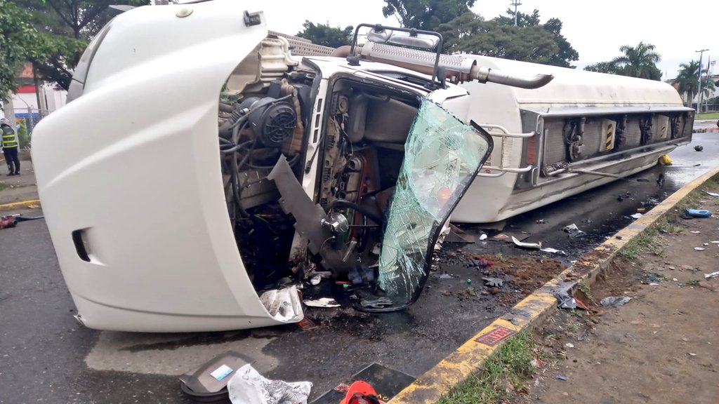 Cierres y desvíos en Cali por un accidente de vehículo cisterna