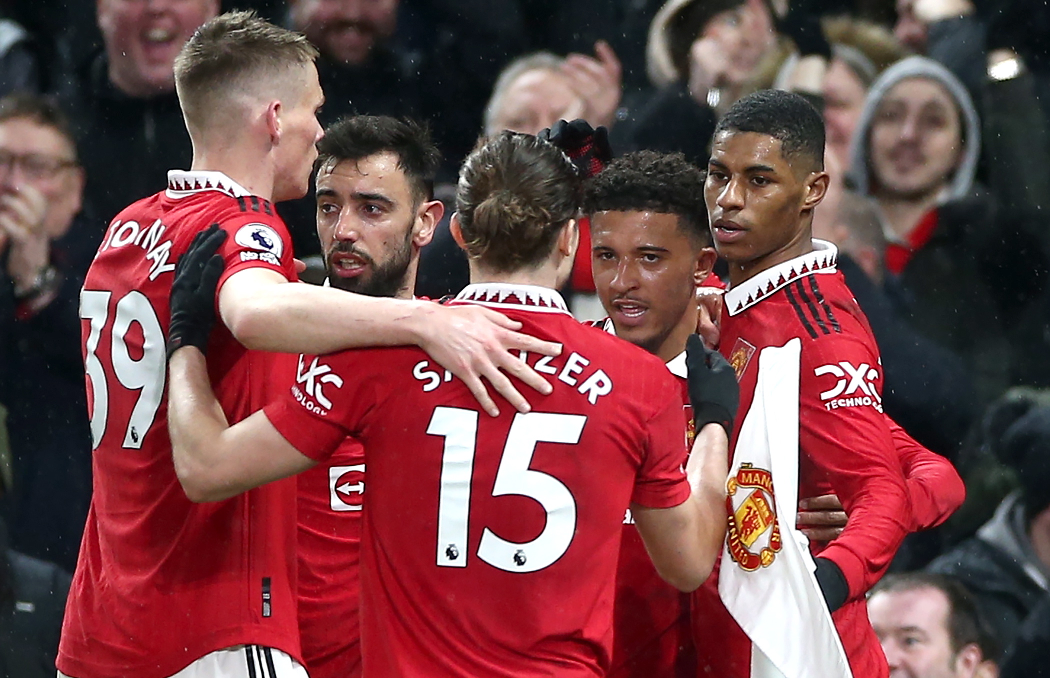 Manchester (United Kingdom), 05/04/2023.- Marcus Rashford (R) of Manchester United celebrates with teammates after scoring the opening goal during the English Premier League soccer match between Manchester United and Brentford in Manchester, Britain, 05 April 2023. (Abierto, Reino Unido) EFE/EPA/Adam Vaughan EDITORIAL USE ONLY. No use with unauthorized audio, video, data, fixture lists, club/league logos or 'live' services. Online in-match use limited to 120 images, no video emulation. No use in betting, games or single club/league/player publications