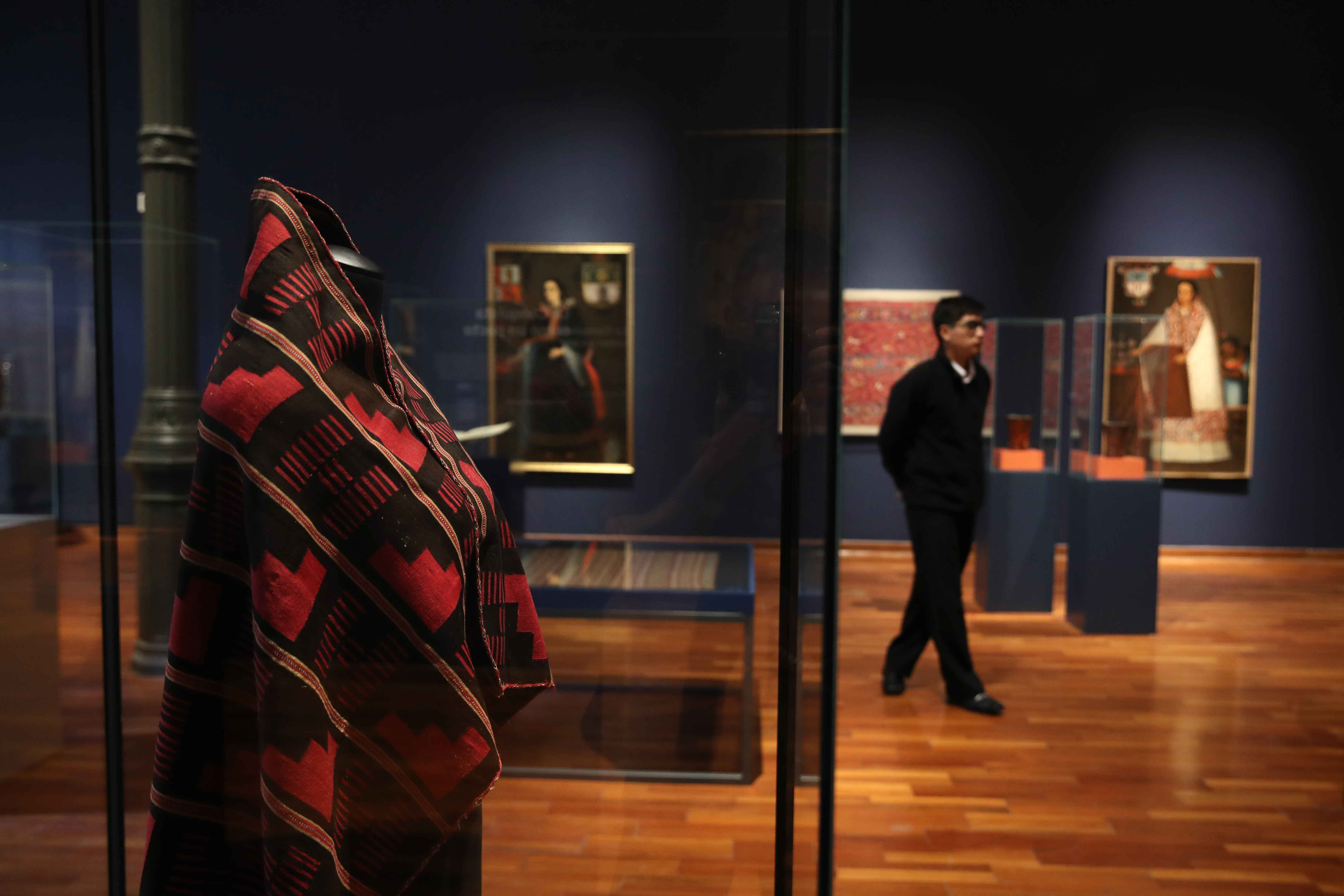 ACOMPAÑA CRÓNICA: PERÚ CULTURA. LIM01. LIMA (PERÚ), 21/06/2023.- Fotografía de obras expuestas sobre los Incas, el 20 de junio de 2023, en el Museo de Arte de Lima (Perú). ¿Quiénes fueron realmente los incas? Una exposición que llega este miércoles a Lima intenta responder a esta cuestión a través de un viaje en el tiempo con 250 piezas que van más allá de la imagen de guerreros y se adentra en su vida cotidiana para descubrir de manera más profunda y alejada de estereotipos esta civilización que forma parte de la identidad peruana. EFE/ Paolo Aguilar