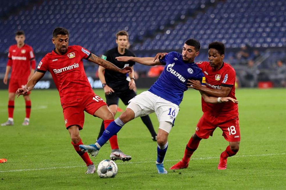 Bayern Leverkusen y Schalke 04 empatan 1-1 tras autogol de Miranda