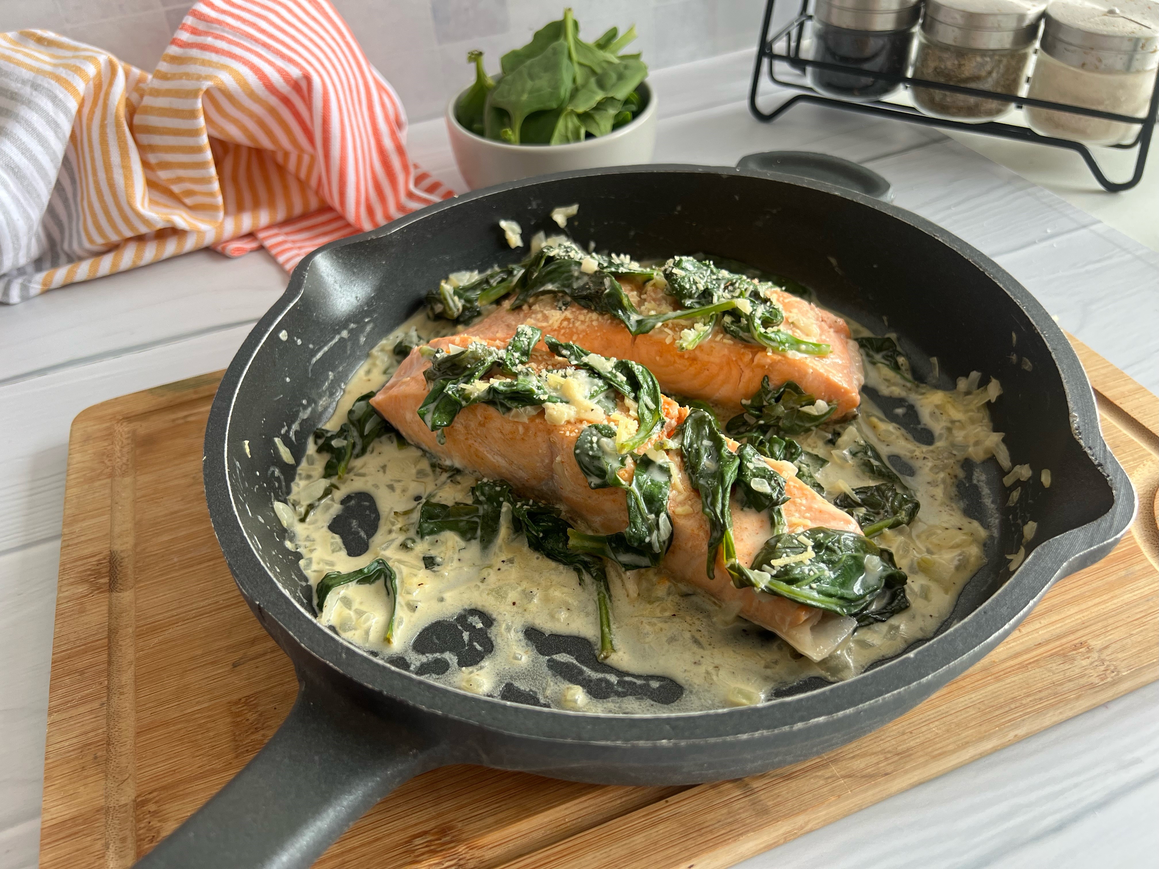 De esta forma se cocina un salmón con espinaca cremosa