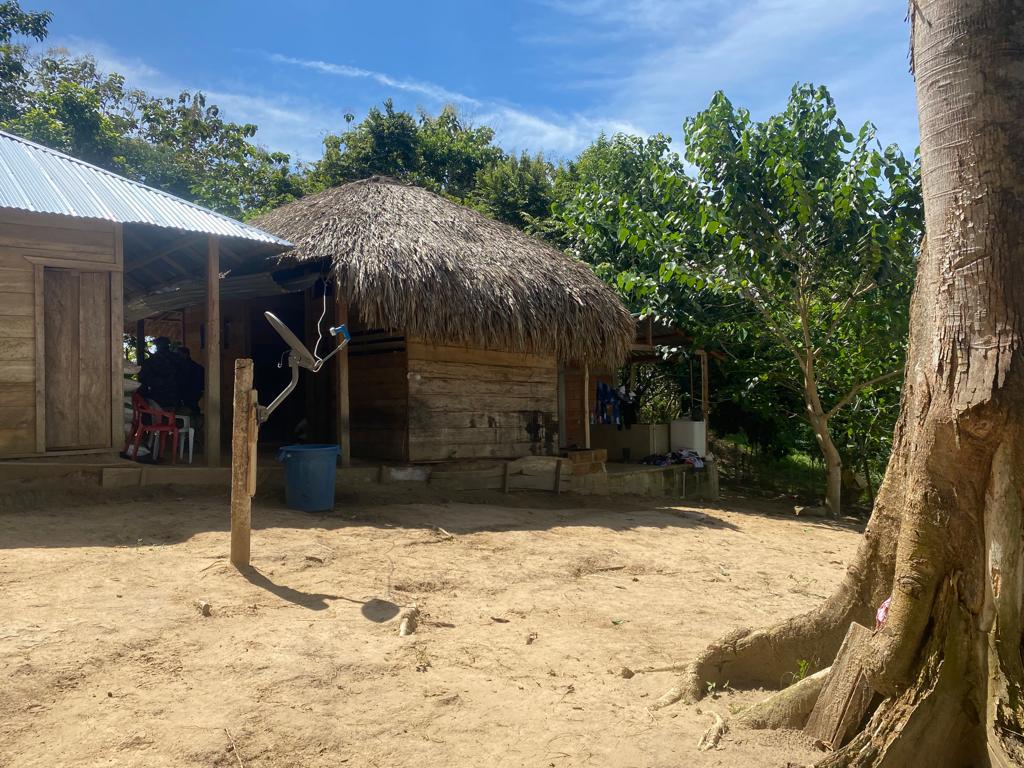 A pesar de las nulas comodidades, alias Otoniel tenía instalado Direct Tv. En el lugar fue hallada una menor de edad de 15 años, quien ya está en poder del ICBF. El líder del clan del golfo es requerido, además, por las cortes del Distrito Sur de Florida, del Distrito Oriente de Nueva York y el Distrito Sur de Nueva York.