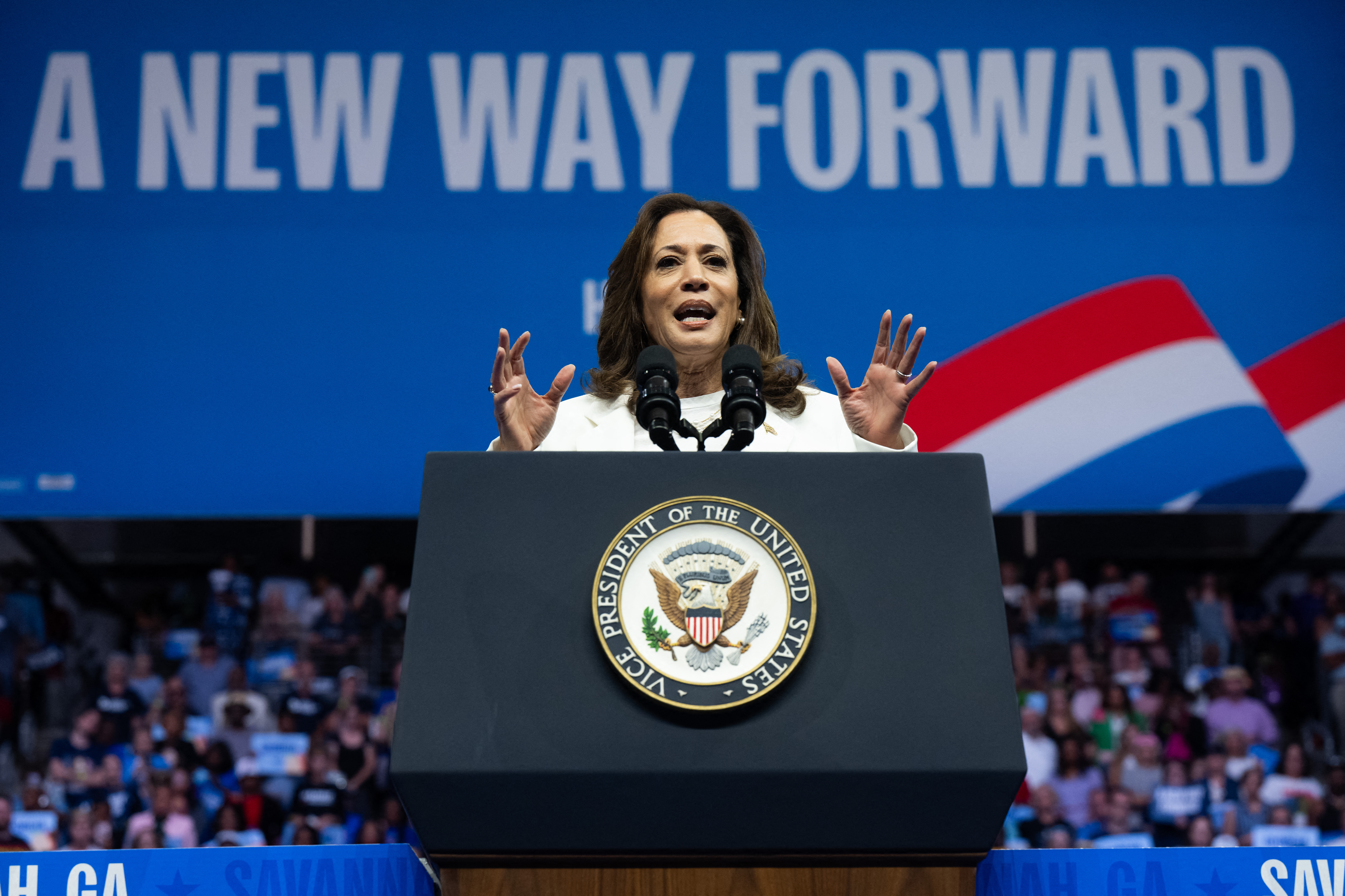 Más de 100 artistas donaron obras para recaudar fondos para Kamala Harris