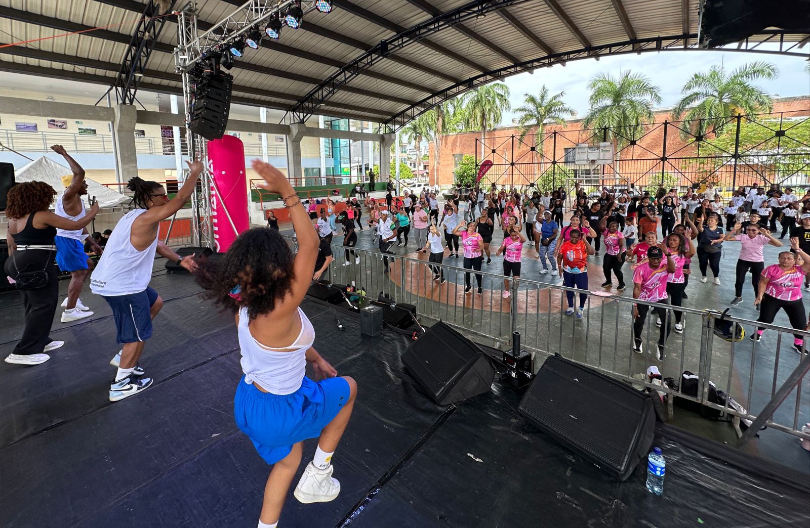 El segundo día de programación inició con una jornada deportiva, que incluyó los afroaerobics, que estuvieron a cargo de JC Caballero.