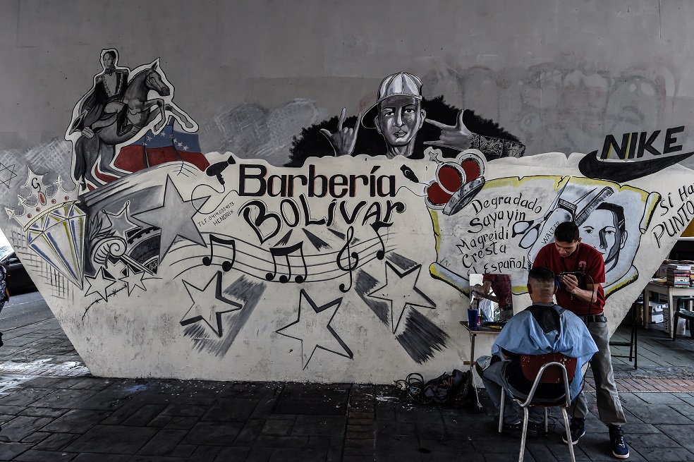 Peluqueros de la calle buscan sobrevivir a la crisis venezolana