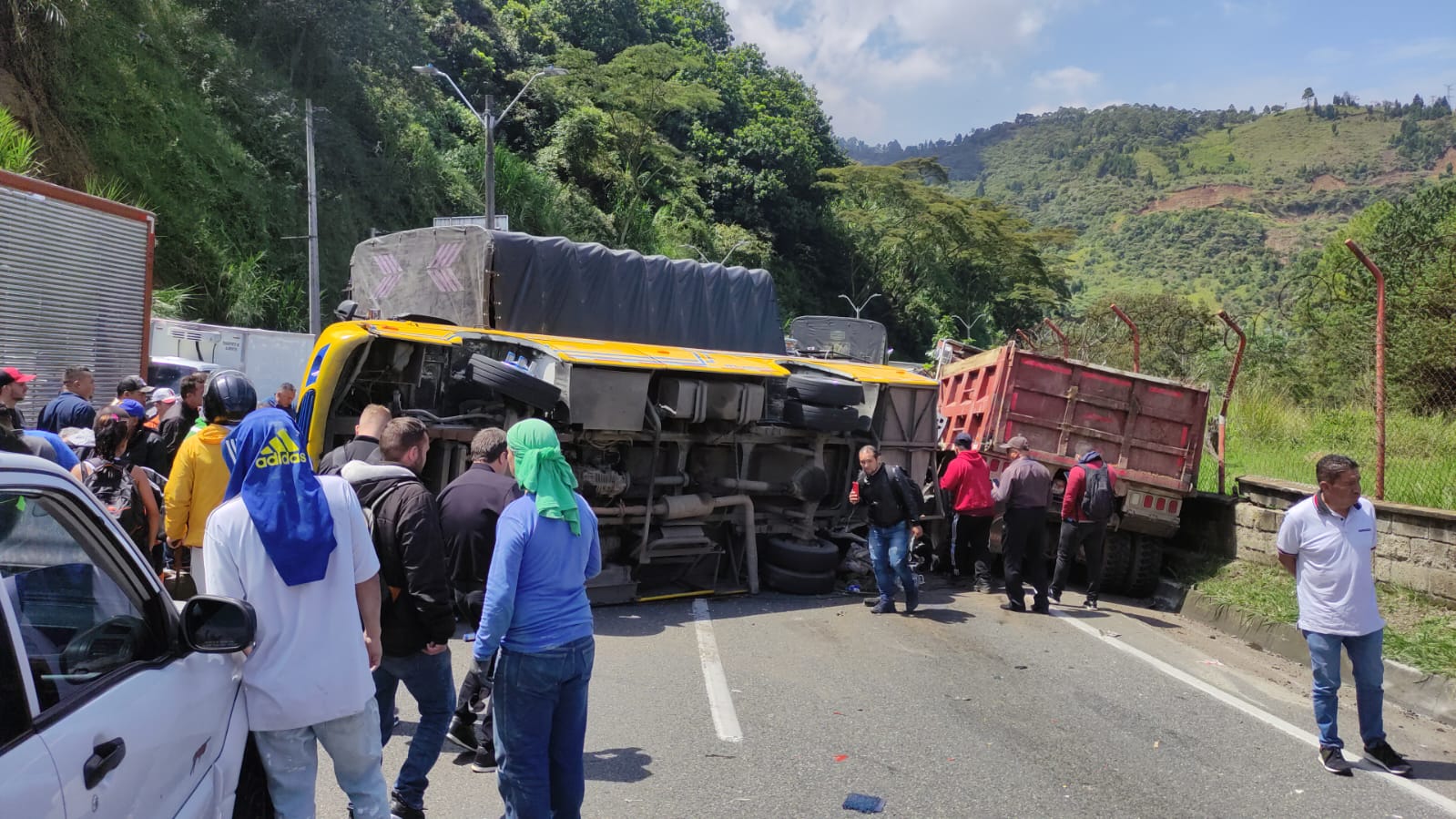 Accidente en la vía Medellín Bogotá dejó cuatro heridos y un muerto