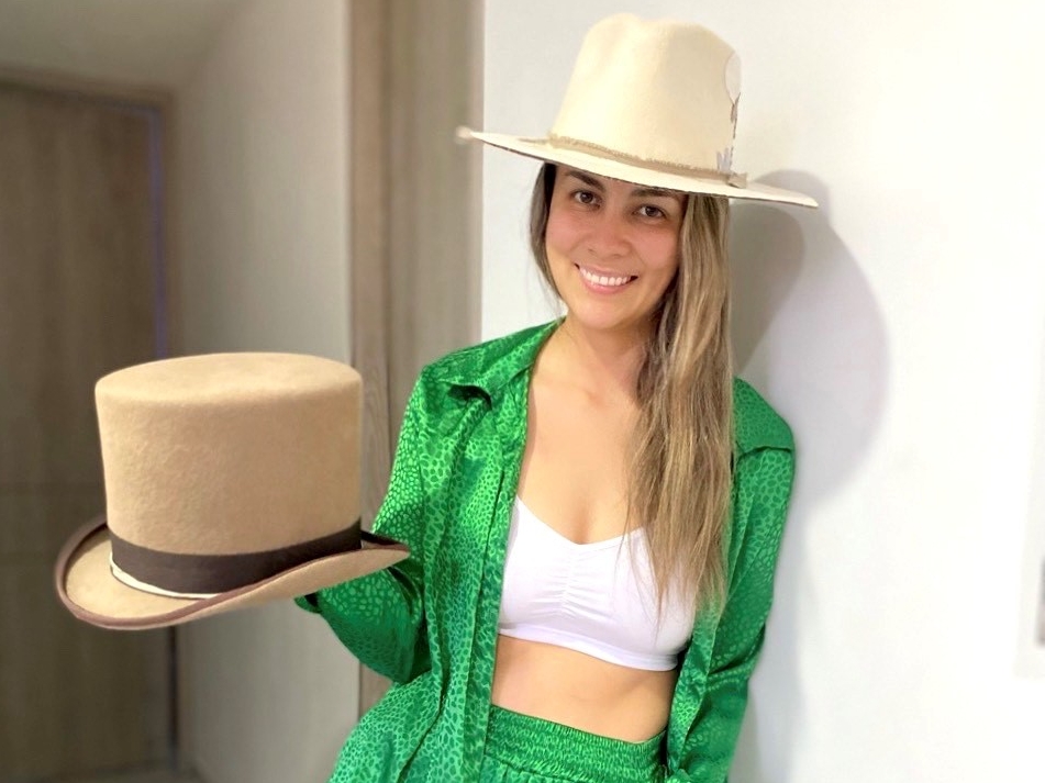 La mujer que diseña sombreros exclusivos y hechos a mano en su emprendimiento