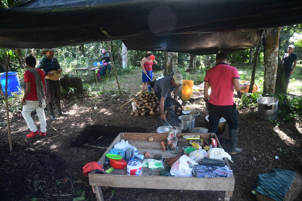 En La Reforma (Puerto Rico, Meta) los campesinos improvisaron una cocina, donde preparan el almuerzo para las decenas de labriegos que salen a custodiar los tajos de coca.