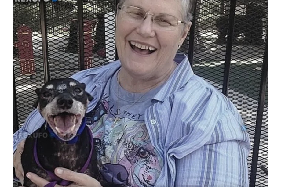 Adoptó al perro más viejo y enfermo del refugio para darle un hogar en sus últimos días