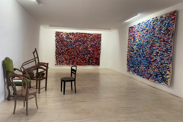 El artista colombiano Oscar Murillo refleja "el colapso del tiempo" que ha vivido el mundo durante la pandemia en su primera muestra en Italia, 'Spirits and Gestures', que se podrá ver desde este miércoles y hasta el 20 de marzo en la Fundación Memmo de Roma (Italia).