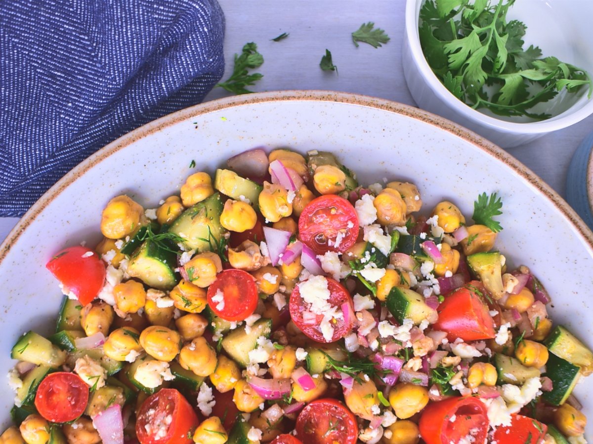 La nutritiva receta de la ensalada mediterránea con garbanzos