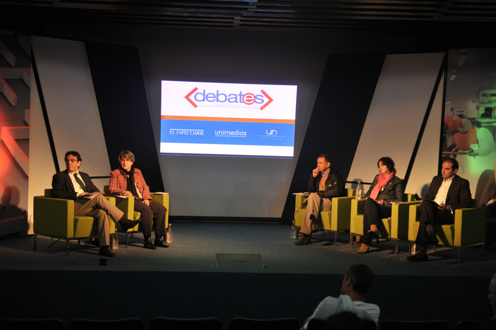 Los invitados al debate: Fernando Viviescas, arquitecto urbanista; Mónica Salazar, del BID; Fabio Zambrano, investigador del Instituto de Estudios Urbanos de la Nacional; Diana Gaviria, directora de Connect Bogotá, y Horacio José Serpa, concejal. / Gustavo Torrijos