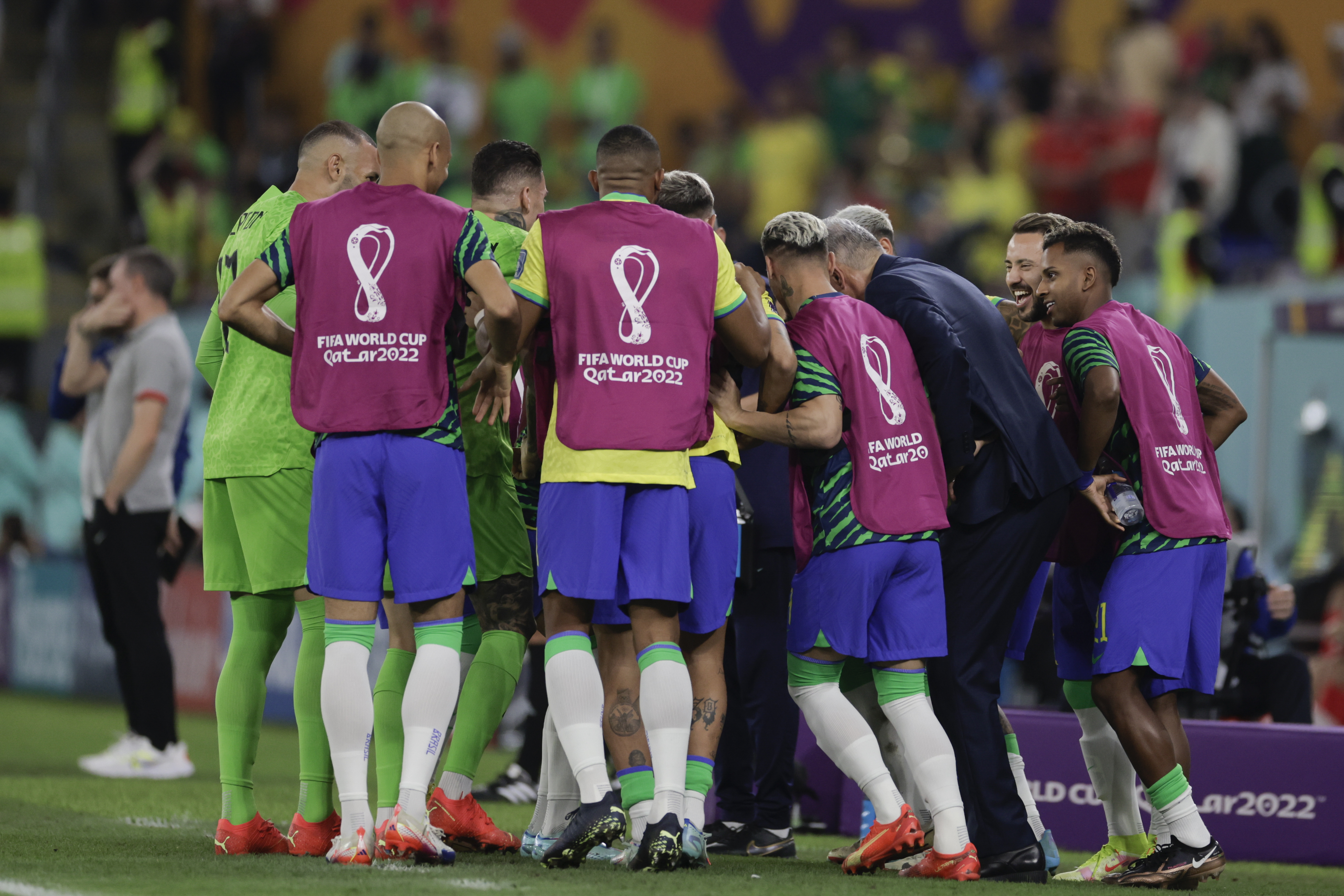 GR1372. DOHA (CATAR), 05/12/2022.- Jugadores de Brasil celebran un gol hoy, en un partido de los octavos de final del Mundial de Fútbol Qatar 2022 entre Brasil y Corea del Sur en el estadio 974 en Doha (Catar). EFE/ Antonio Lacerda