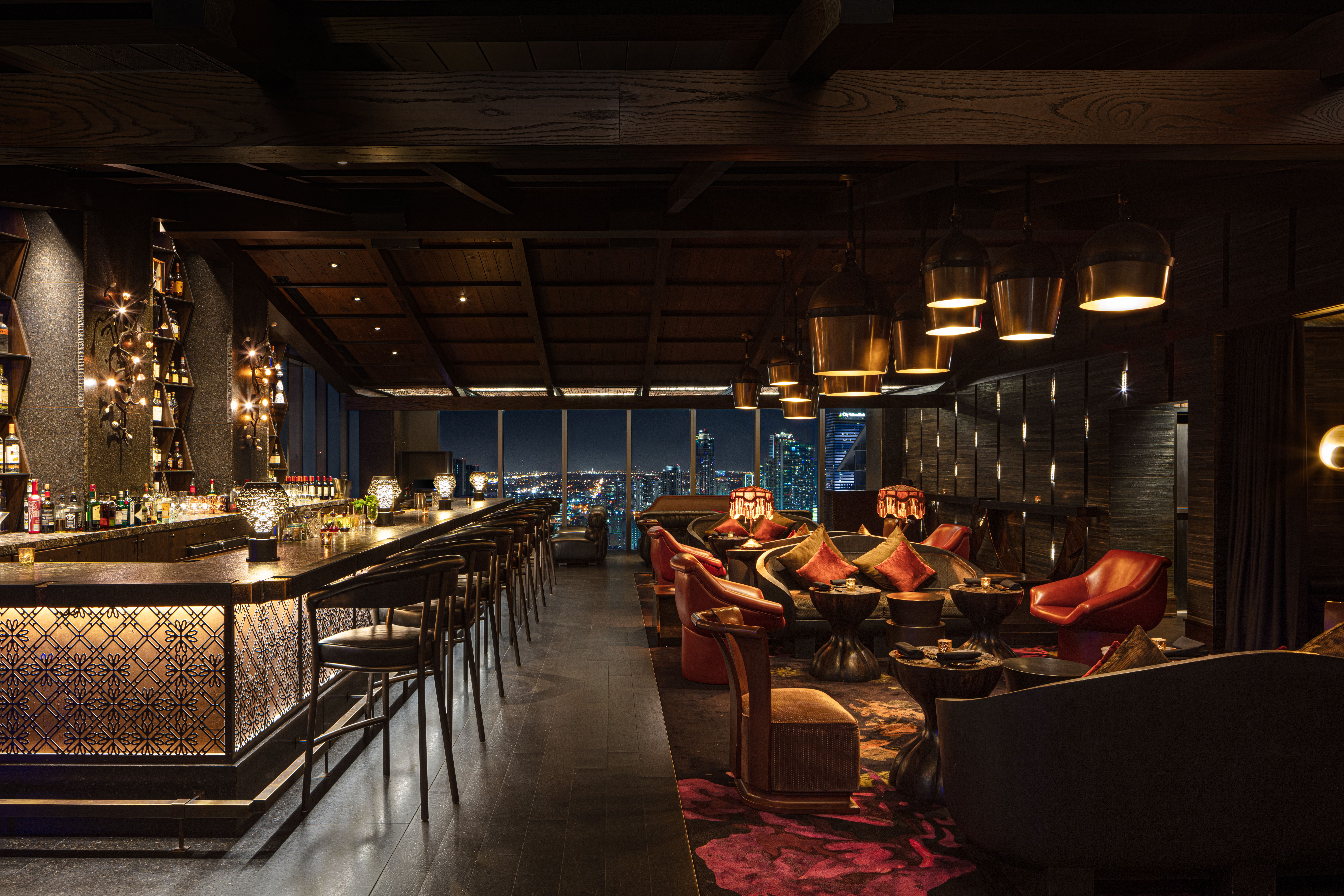 La marca de inspiración asiática con sede en Hong Kong ha traído un concepto único de “East Meets West” a la escena hotelera de lujo en Miami. Un hotel de diseño repleto de arte y detalles en las áreas comunes y las habitaciones, tanto los lugareños como los visitantes compiten por un lugar en el moderno bar de la azotea del hotel, Sugar.