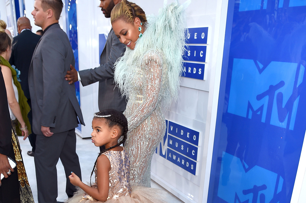 Beyoncé y su hija Blue Ivy en la alfombra blanca de los MTV