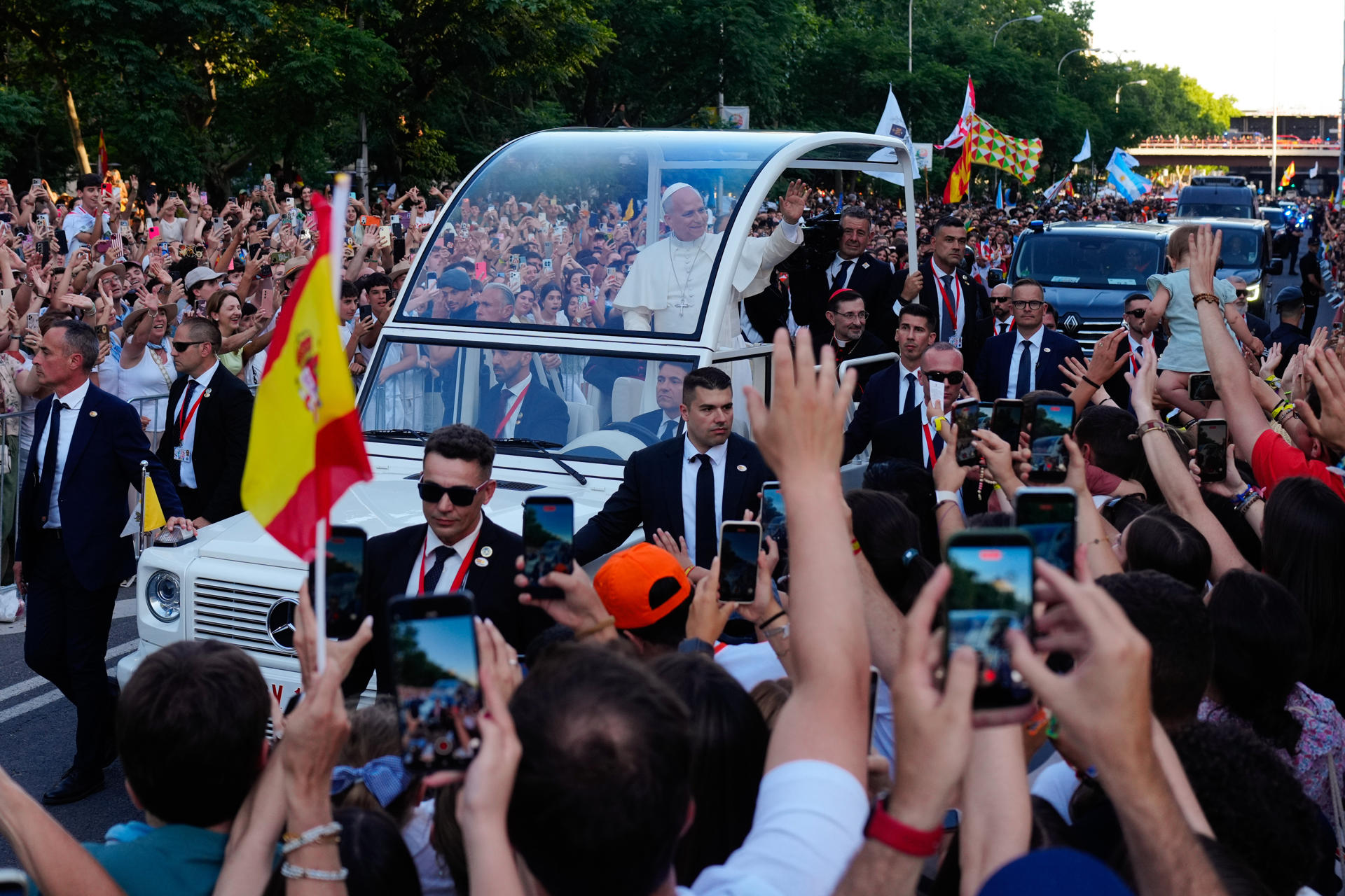 MADRID, 06/06/2026.- El papa León XIV saluda a los fieles a su llegada a la Plaza de Lima donde presidirá una Vigilia de Oración con jóvenes, este sábado, primero de los seis días que componen su visita oficial a España. EFE/Borja Sánchez-Trillo
