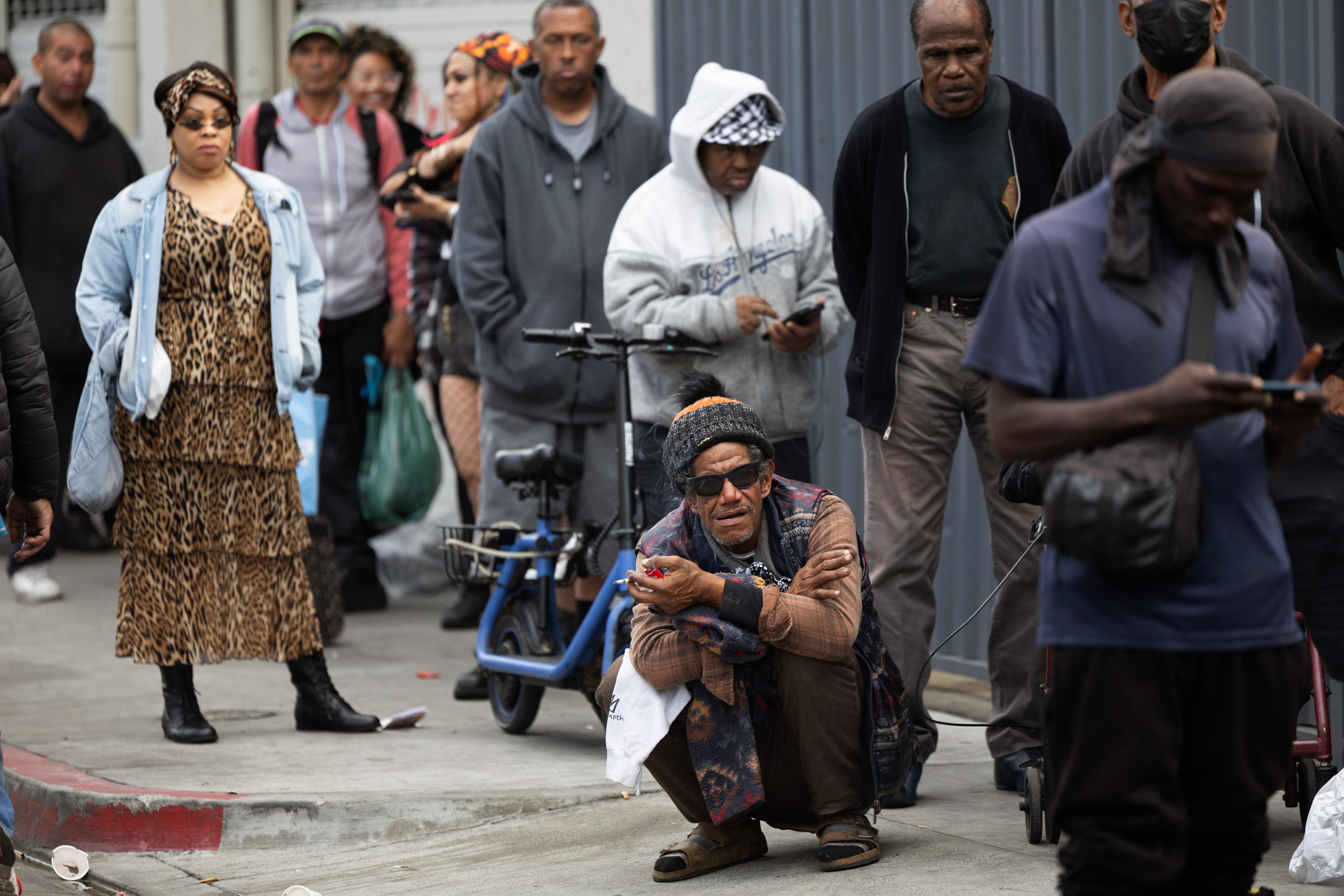 Los Angeles (United States), 27/11/2024.- People line up for a free hot meal at the Los Angeles Mission'Äôs Thanksgiving celebration in Los Angeles, California, USA, 27 November 2024. This year the LA Mission served over 4,000 hot meals to members of the homeless community on Skid Row. EFE/EPA/ALLISON DINNER