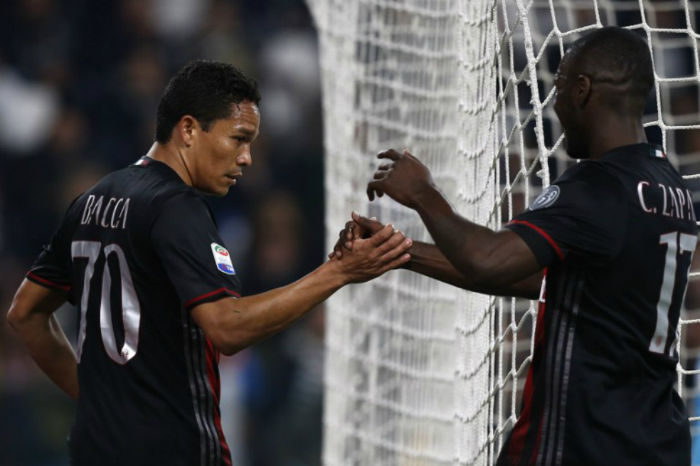 El colombiano Carlos Bacca celebra con su compatriota del Milán, Cristian Zapata, el gol que anotó este viernes frente a Juventus. / AFP