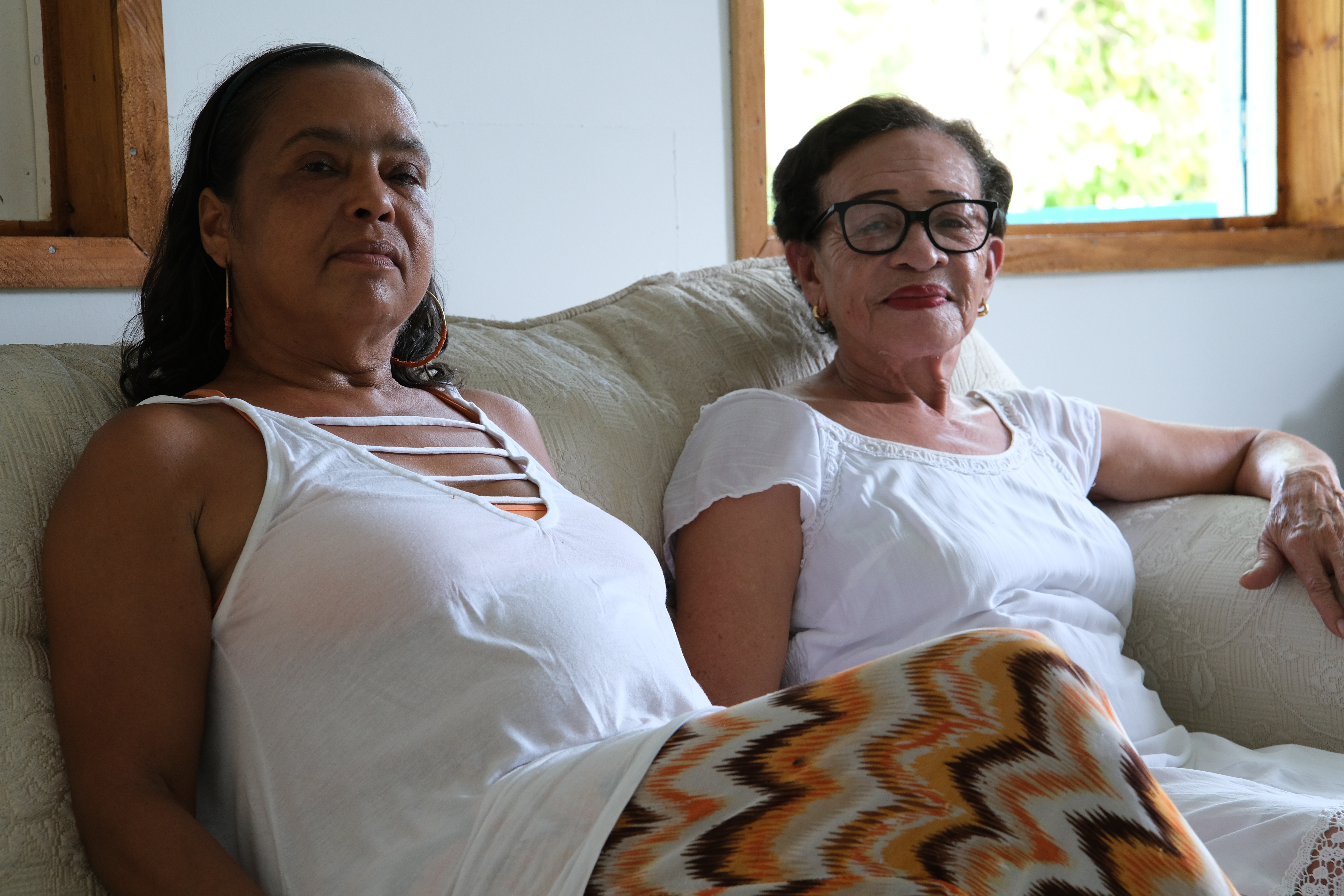 Josefina Huffington (derecha) comparte sus memorias junto a Zully Archbold (izquierda). Cada una ha encabezado proyectos para defender la identidad raizal en las islas.