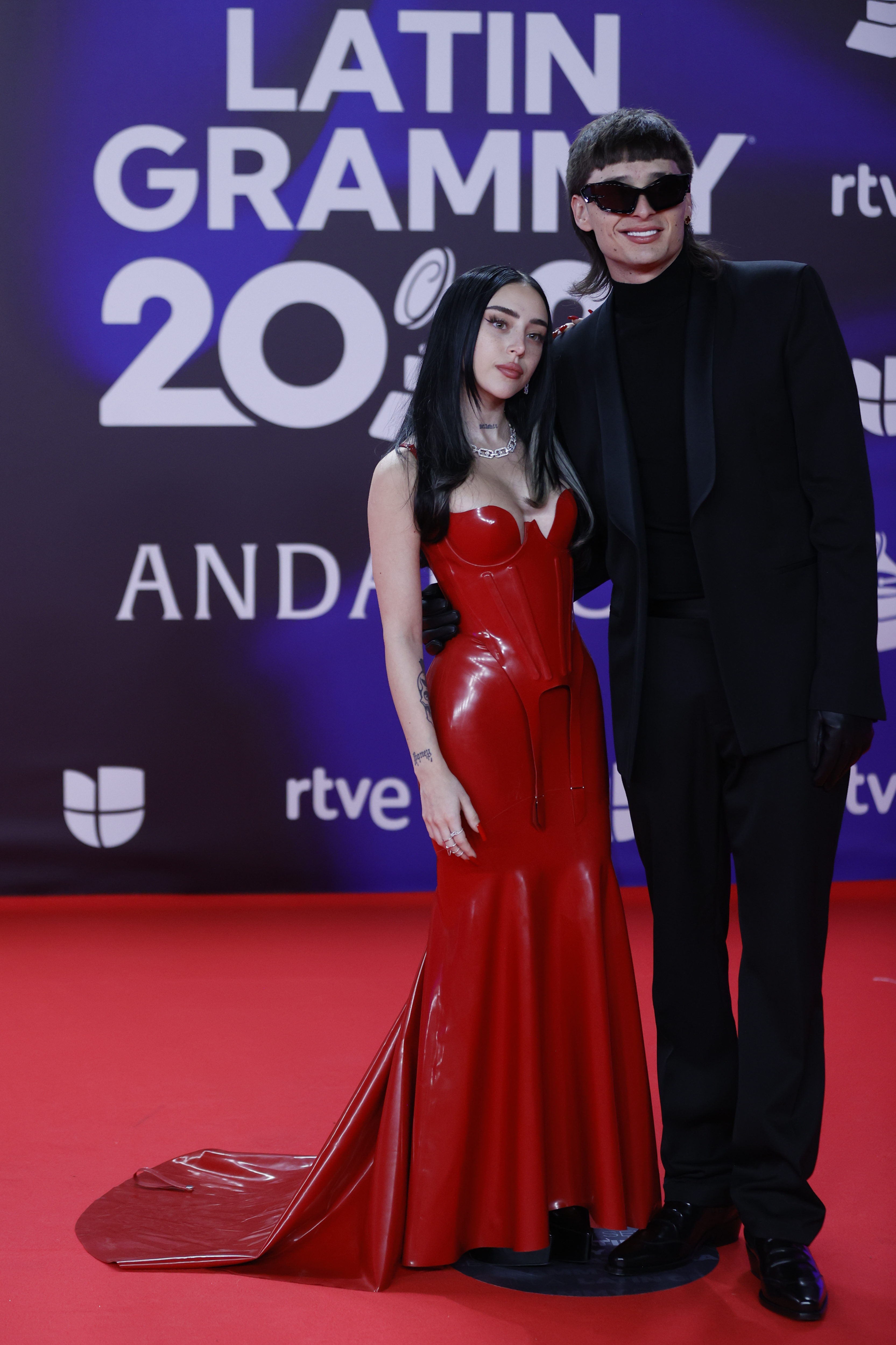 SEVILLA. 16/11/2023.- El cantante y compositor mexicano Peso Pluma, posa para los fotógrafos junto a Nicki Nicole en la alfombra roja de la gala anual de los Latin Grammy, este jueves en Sevilla. EFE/Jorge Zapata