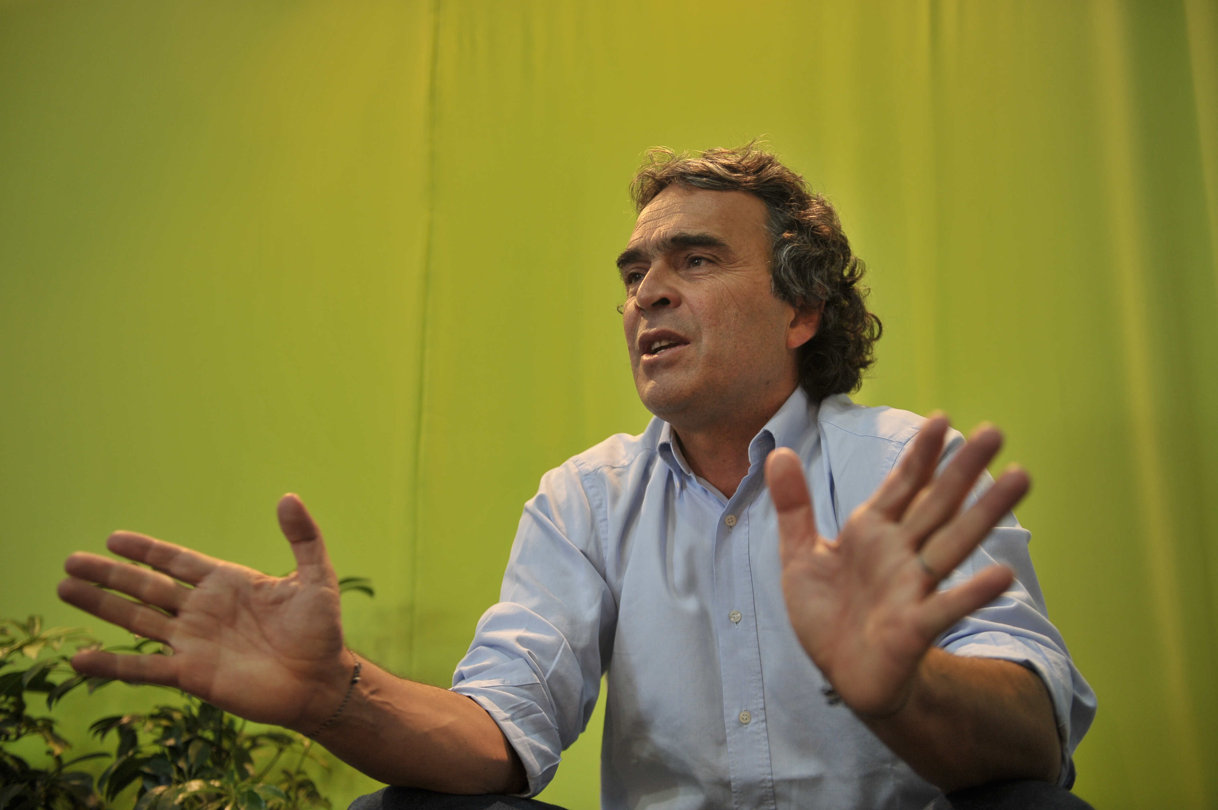Sergio Fajardo, ex alcalde de medellin en la freia del libro