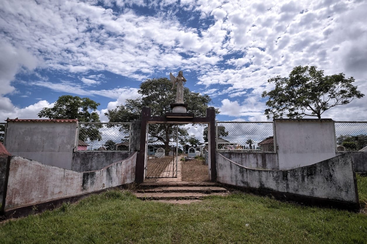 En casi todas las tumbas en el cementerio de Calamar Guaviare hay un vaso con agua para las ánimas.