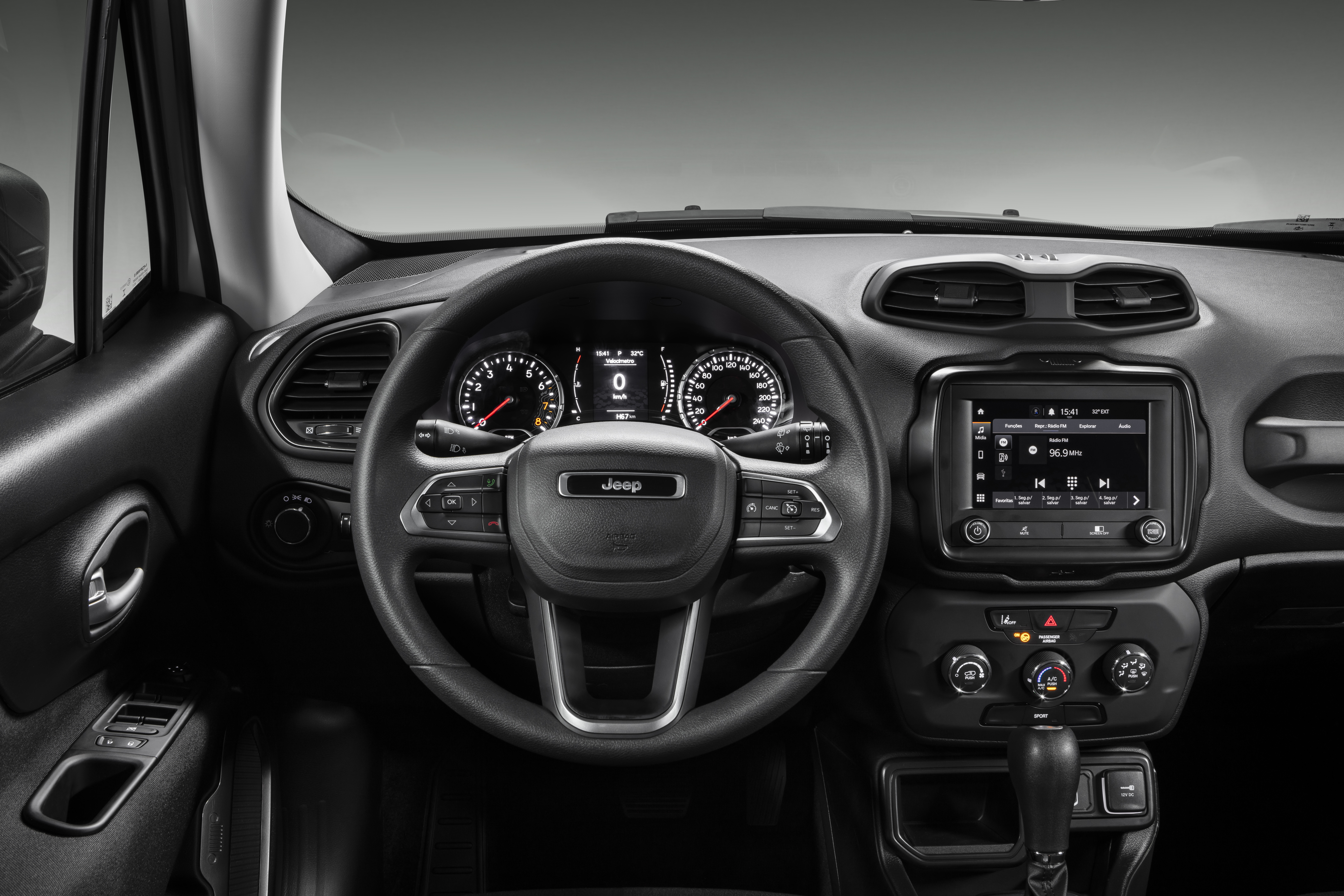 La versión Sport de Renegade incluye seis bolsas de aire. La opción Longitude suma airbag de rodilla para el piloto.