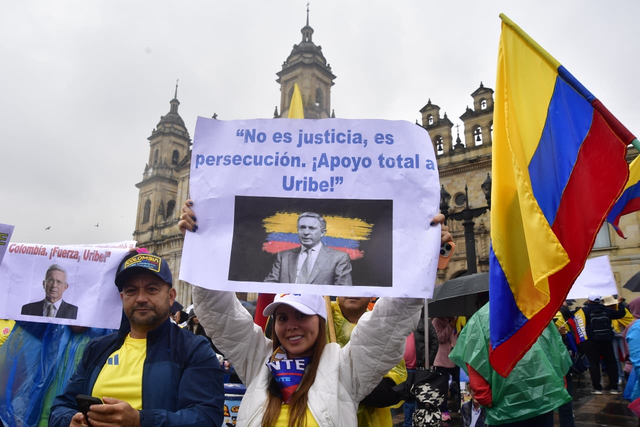 Así se viven las marchas en rechazo a la condena contra el expresidente Álvaro Uribe.