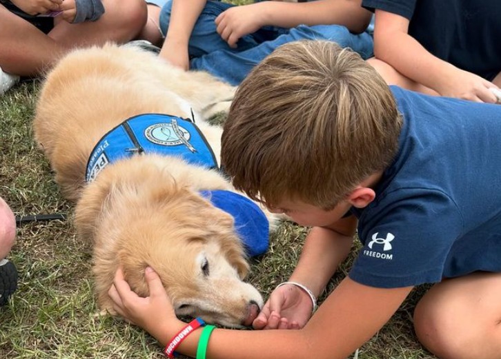 Perros de apoyo emocional ofrecen consuelo tras tiroteo en escuela de Georgia