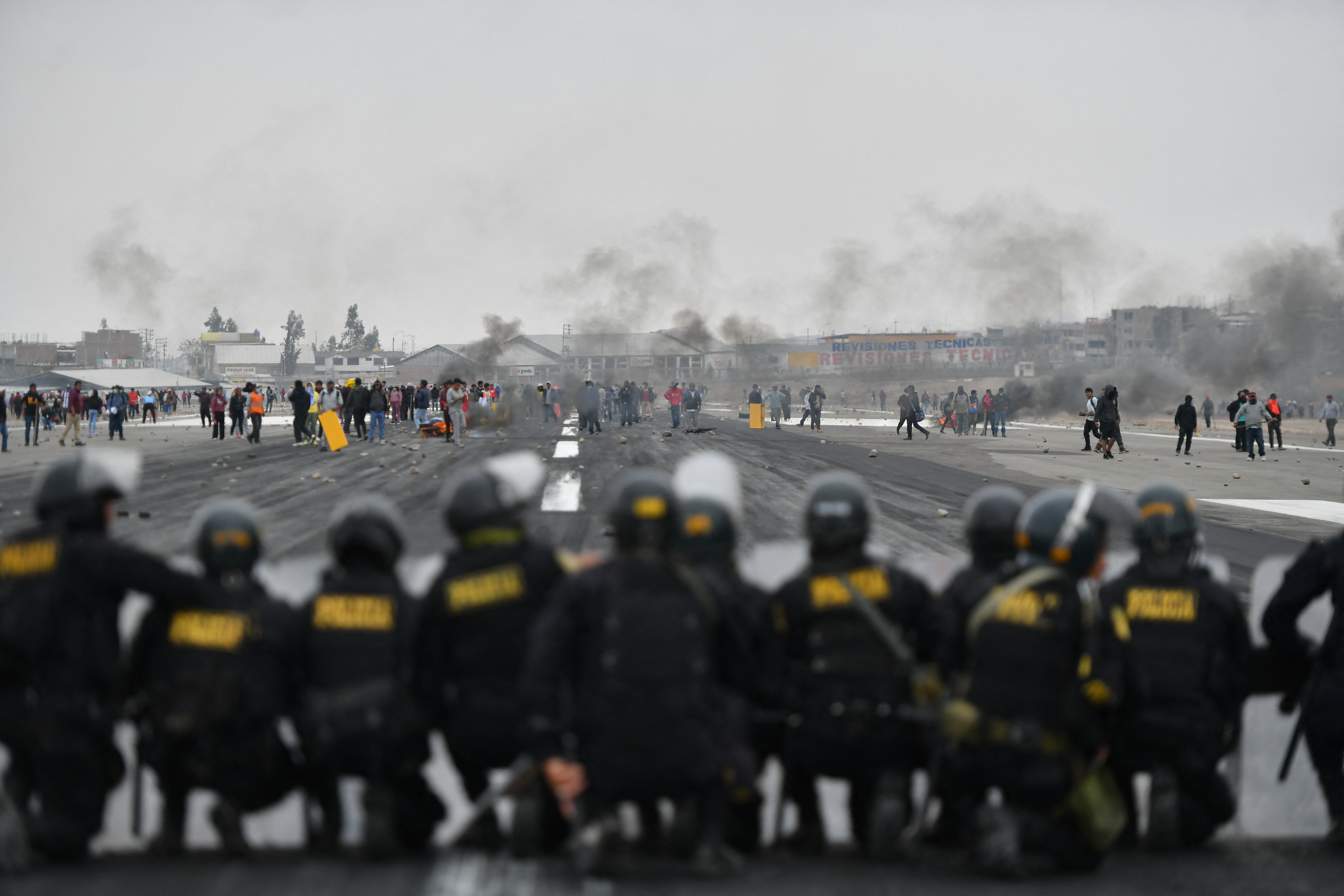 La policía antidisturbios intervino durante la toma del aeropuerto.