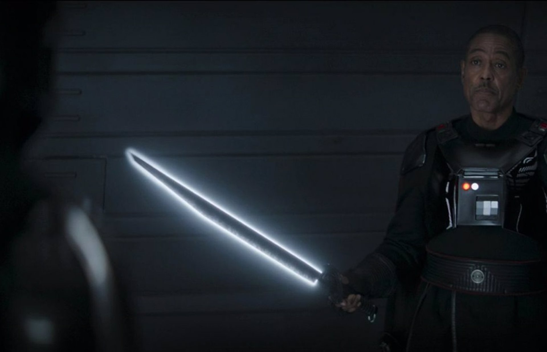 “The Mandalorian”: todo lo que debe saber sobre el sable oscuro