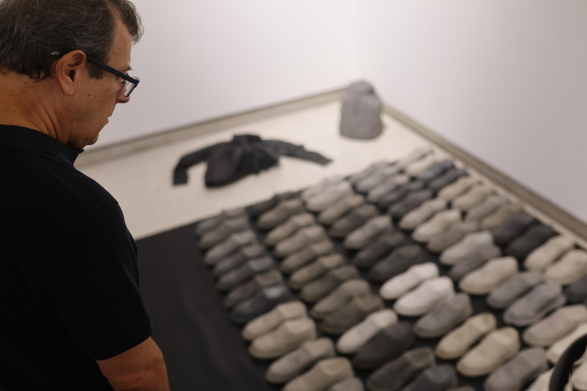 MEX337. GUADALAJARA (MÉXICO), 19/08/2025.- Una persona observan la exposición 'Ceguera Voluntaria' de la artista mexicana Claudia Rodríguez este martes, en el Museo de las Artes (MUSA) en Guadalajara (México). Rodríguez realiza esculturas de prendas similares a las encontradas en el presunto campo de reclutamiento conocido como rancho Izaguirre en Jalisco, como una forma de mantener la memoria de las personas desaparecidas en el país. EFE/ Francisco Guasco