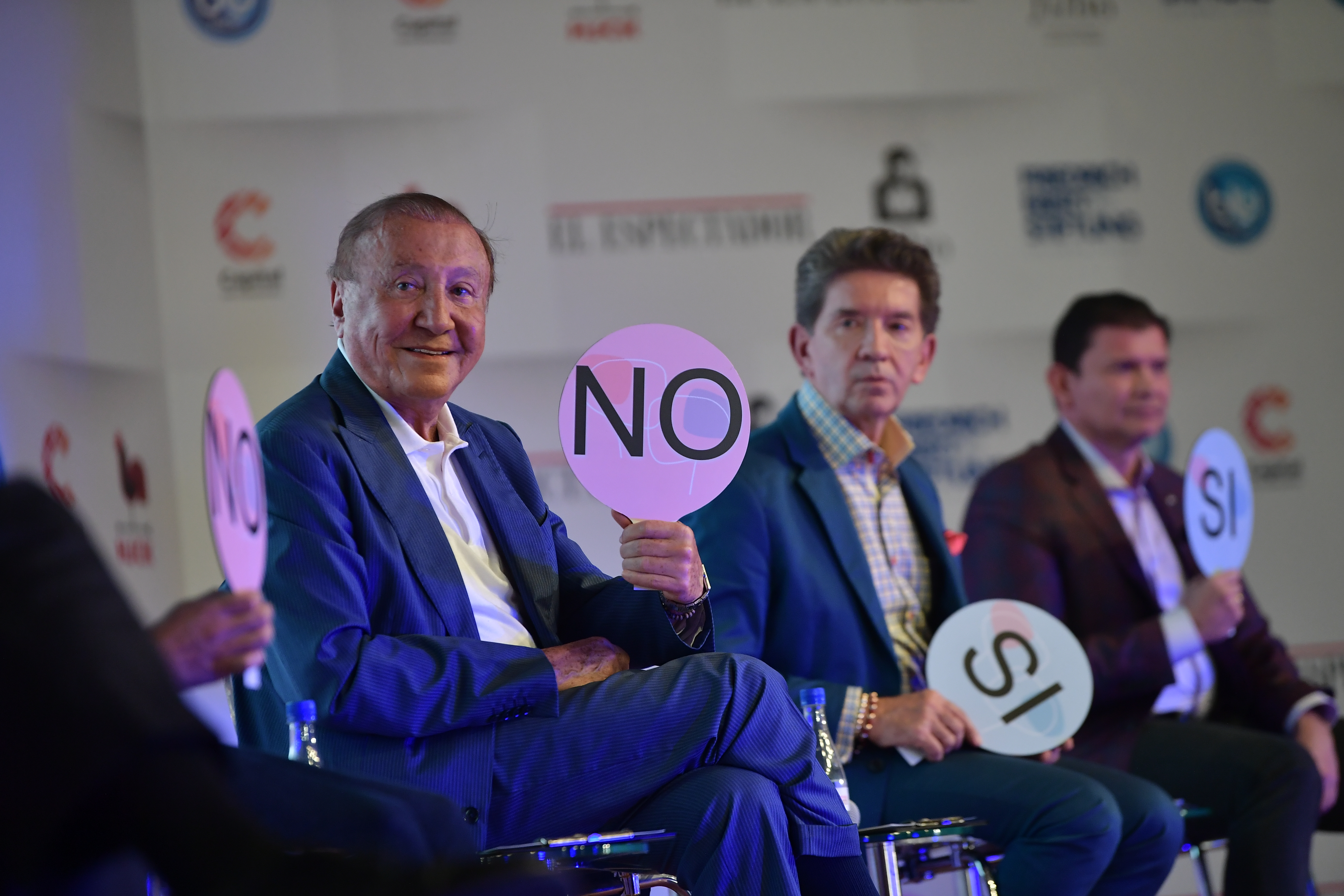 Candidato a la presidencia para el periodo 2022 – 2026 durante el debate de los candidatos realizada en la Feria del Libro 2022