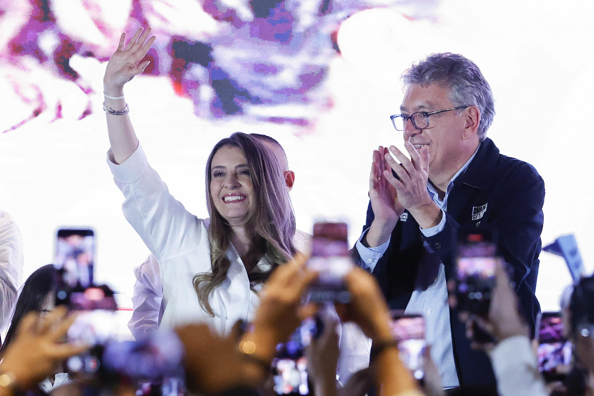 AME2215. BOGOTÁ (COLOMBIA), 08/03/2026.- La senadora y candidata del partido uribista Centro Democrático a la presidencia de Colombia, Paloma Valencia, celebra al ganar 'La gran consulta por Colombia' este domingo, en Bogotá (Colombia). EFE/ Mauricio Dueñas Castañeda