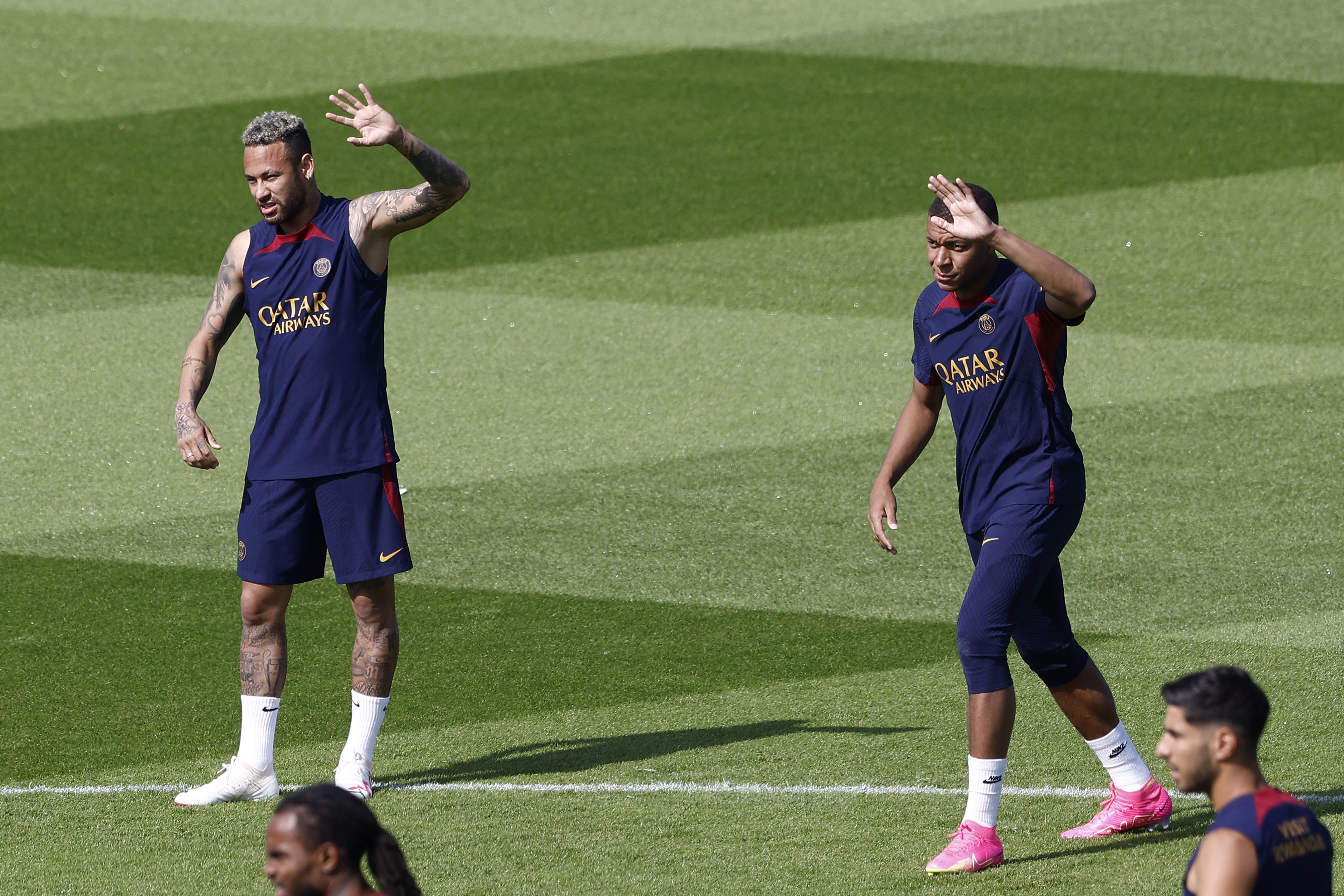 Paris (France), 20/07/2023.- Los jugadores del PSG (Paris Saint Germain) Neymar Jr. (I) y Kylian Mbappe (D) acuden al entrenamiento del equipo en París, Francia, este jueves. EFE/EPA/Yoan Valat