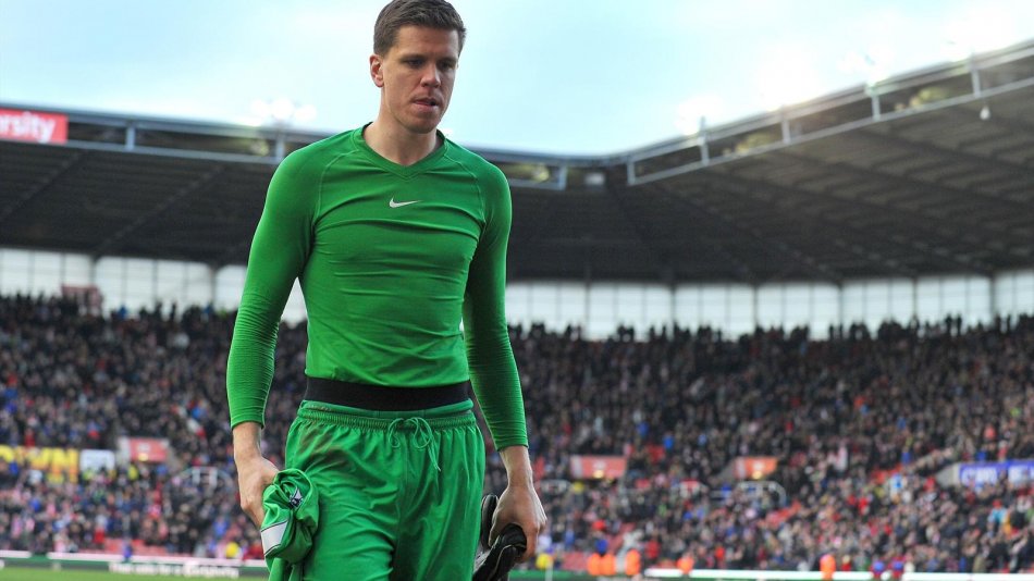 Arsenal multa a Szczesny con 25.500 euros por fumar en las duchas